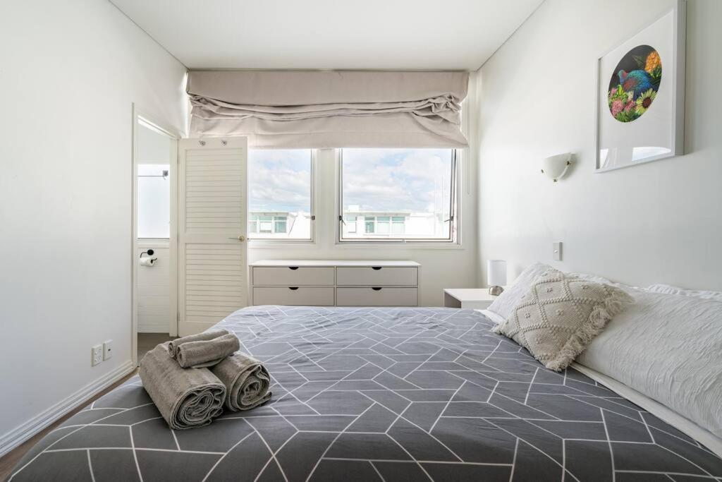 Spacious Penthouse With Spectacular Harbour Views!