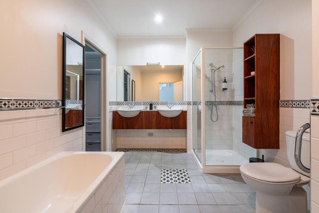 Spacious Penthouse With Spectacular Harbour Views! Auckland