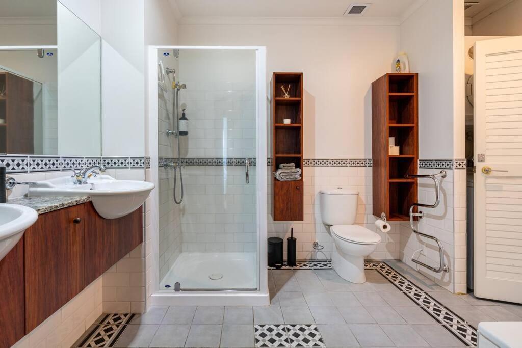 Spacious Penthouse With Spectacular Harbour Views! *