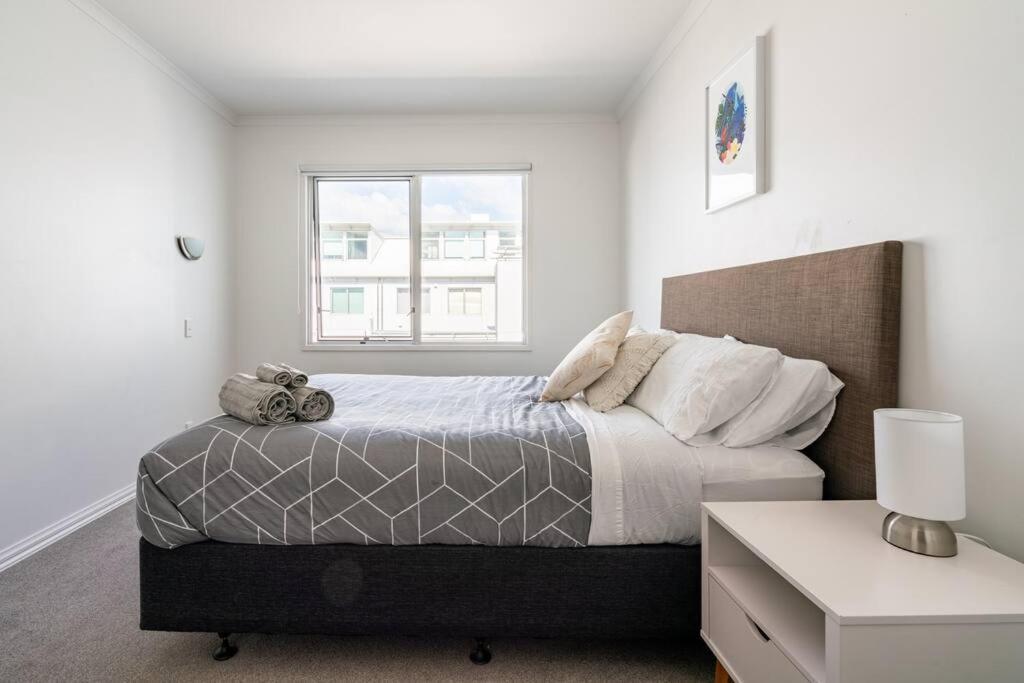 Spacious Penthouse With Spectacular Harbour Views!