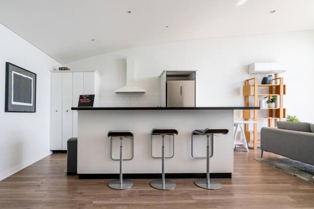 Spacious Penthouse With Spectacular Harbour Views! *