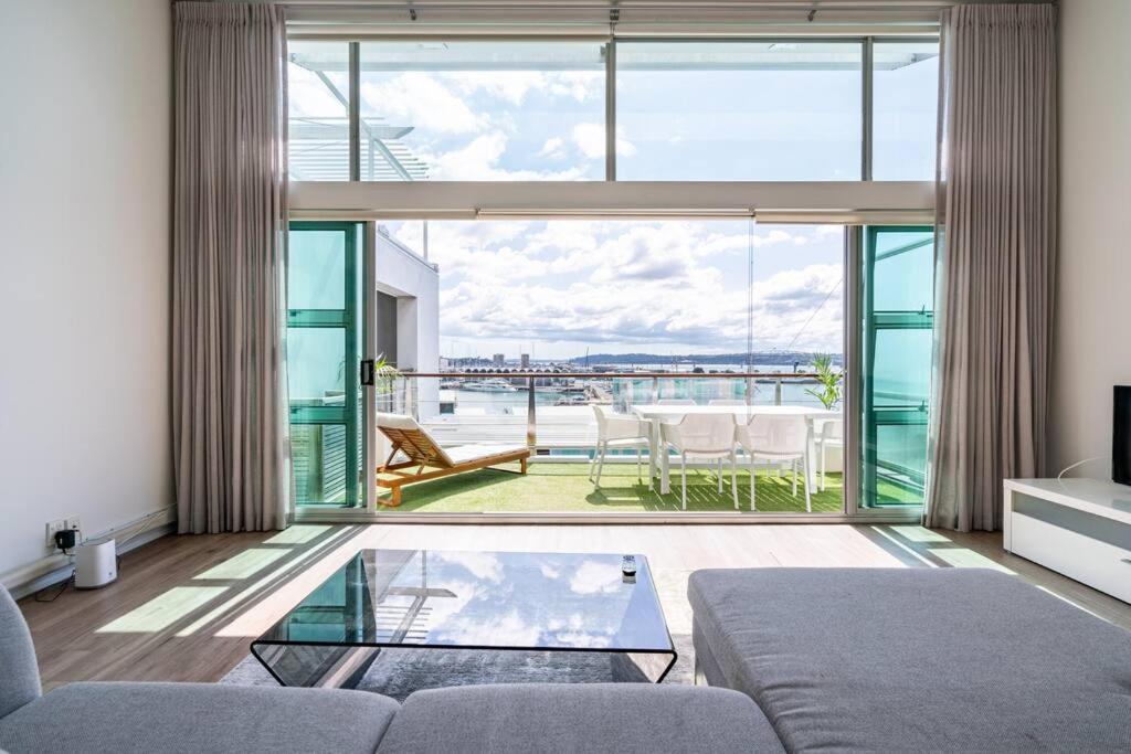 Spacious Penthouse With Spectacular Harbour Views!
