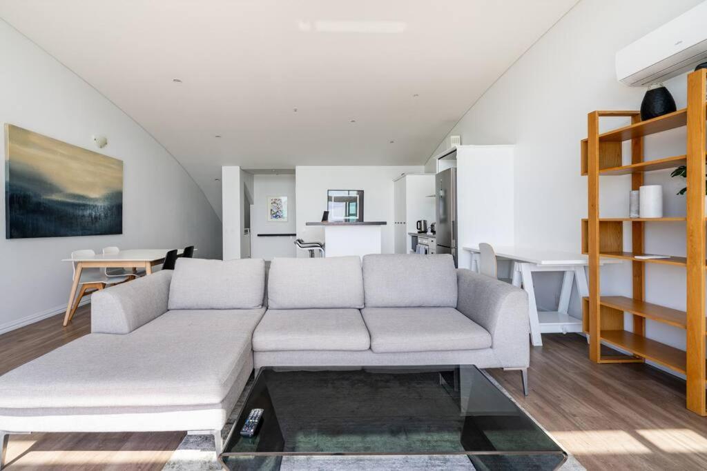 Spacious Penthouse With Spectacular Harbour Views! Auckland