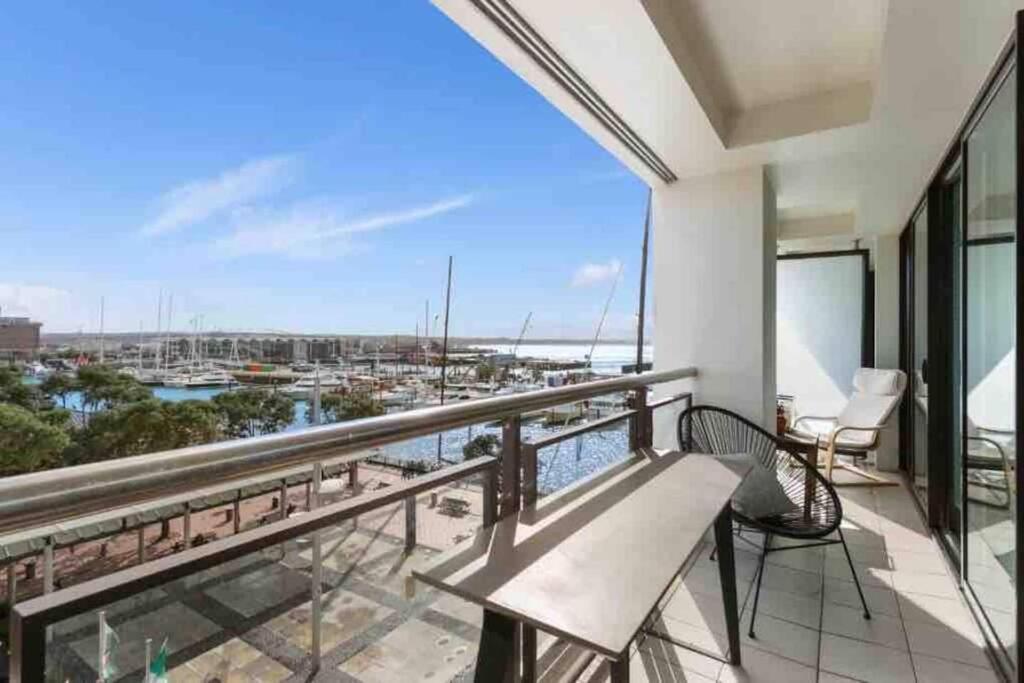Luxury Waterfront Nest Above Viaduct Harbour Apartment *