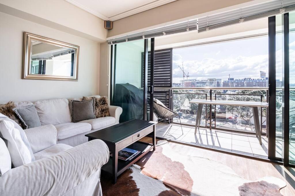 Luxury Waterfront Nest Above Viaduct Harbour Apartment *