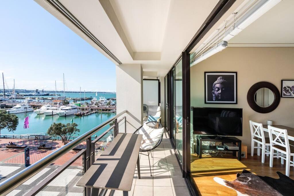 Luxury Waterfront Nest Above Viaduct Harbour Apartment