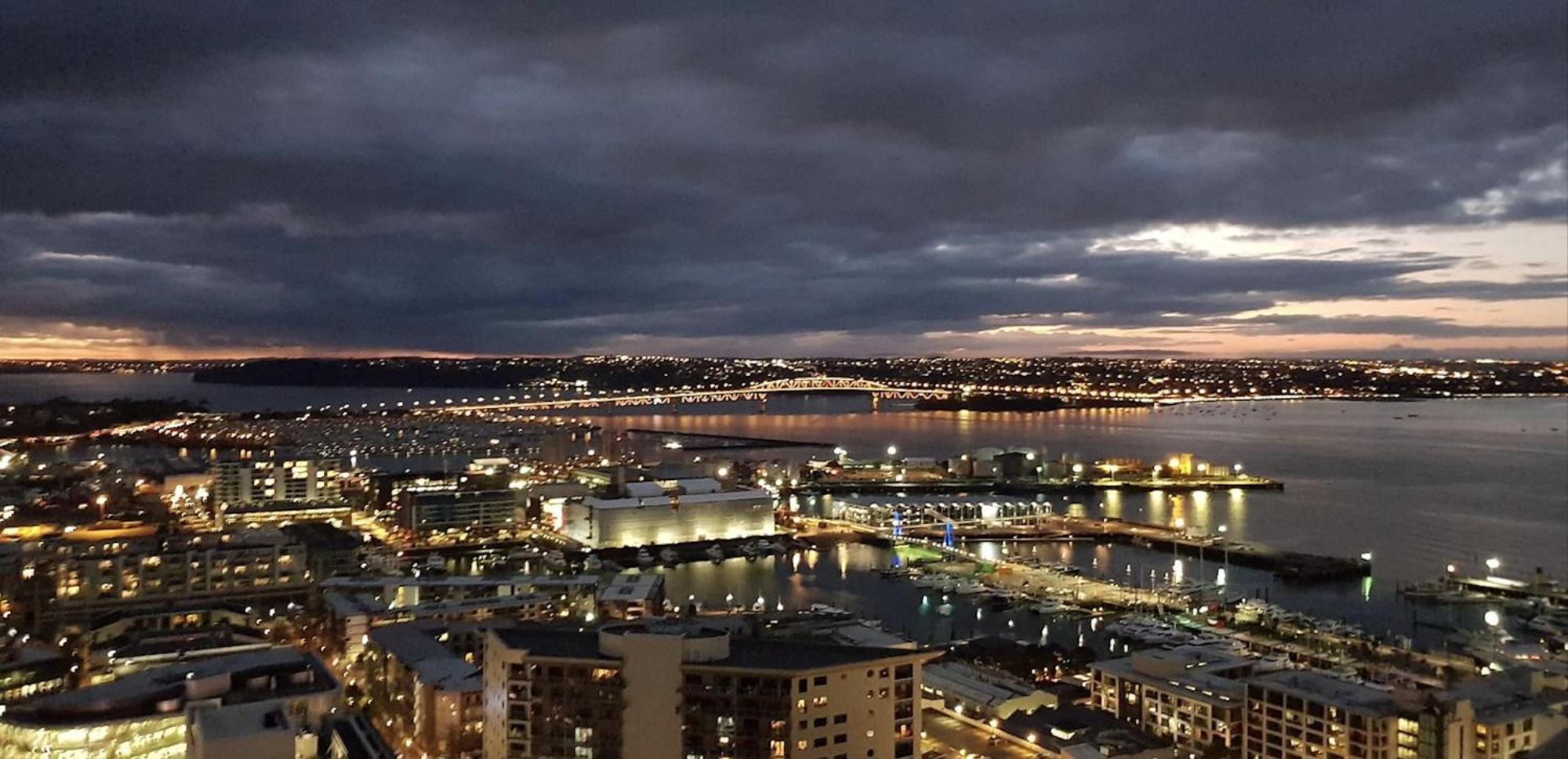 Magnificent Harbour View Skytower View In Cbd Apartment Auckland