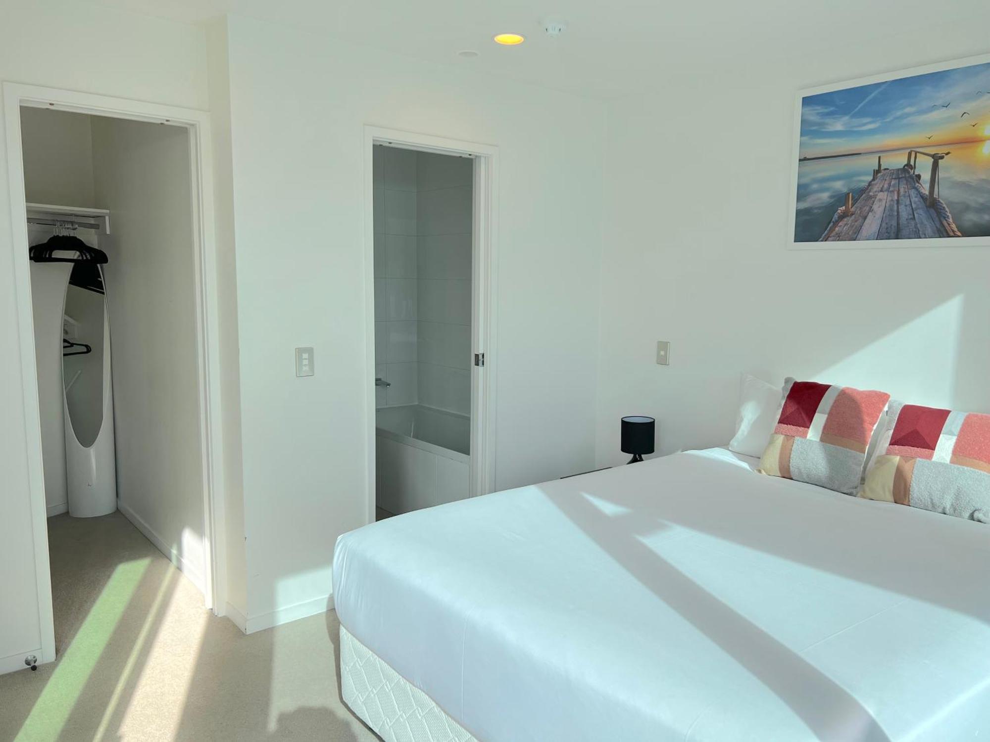 Magnificent Harbour View Skytower View In Cbd Apartment Auckland