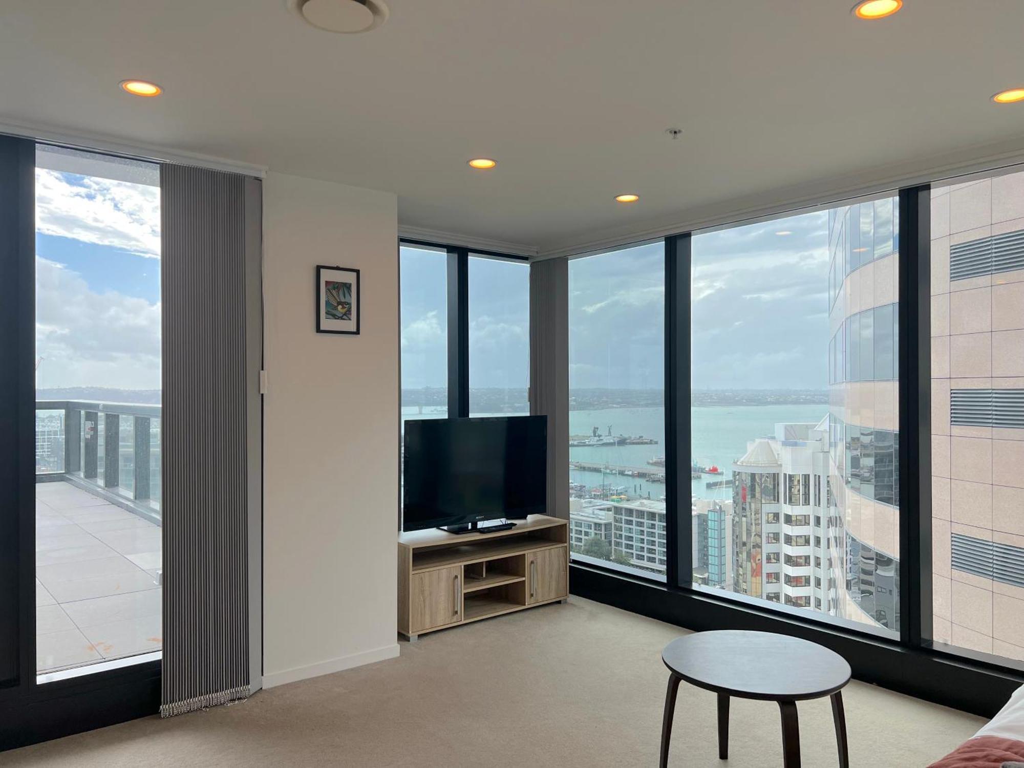 Magnificent Harbour View Skytower View In Cbd Apartment