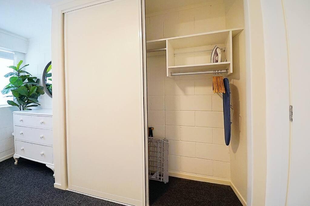 Spacious, Bright & With Amenities Auckland