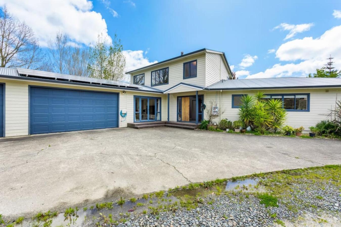 Holiday home Ultimate 5-bedroom Rural Poolside Oasis - *