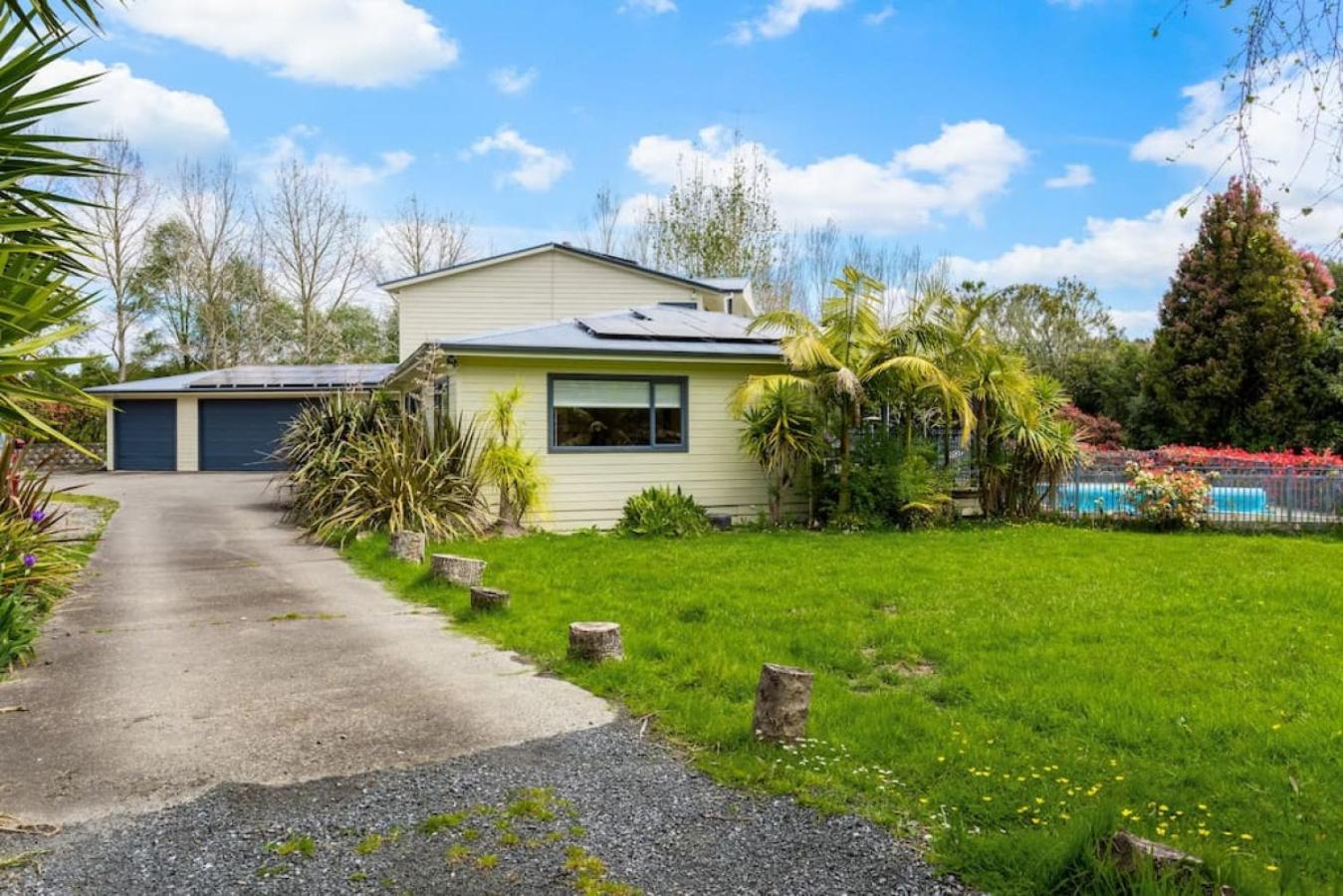 Holiday home Ultimate 5-bedroom Rural Poolside Oasis -