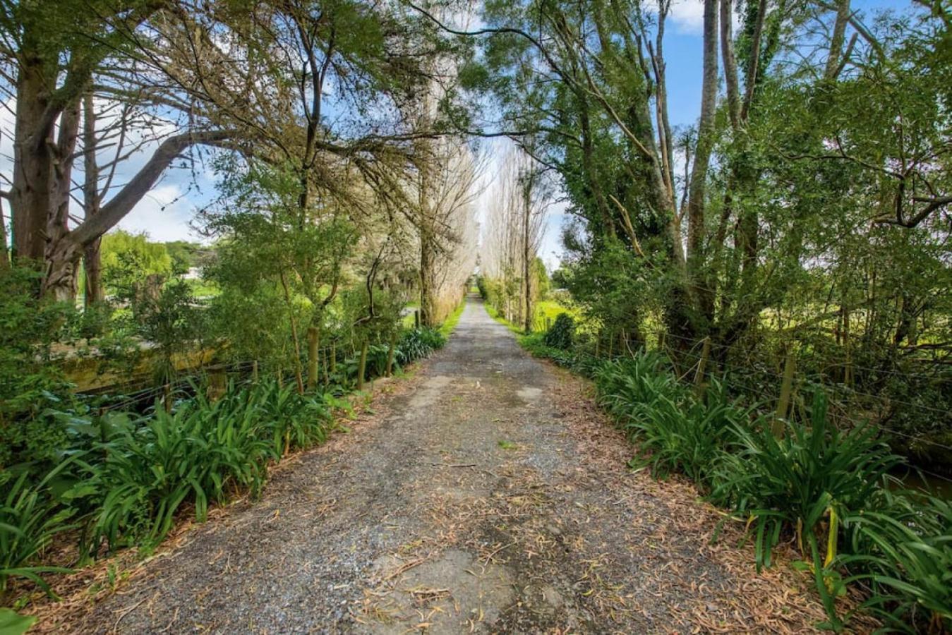 Ultimate 5-bedroom Rural Poolside Oasis - Holiday home