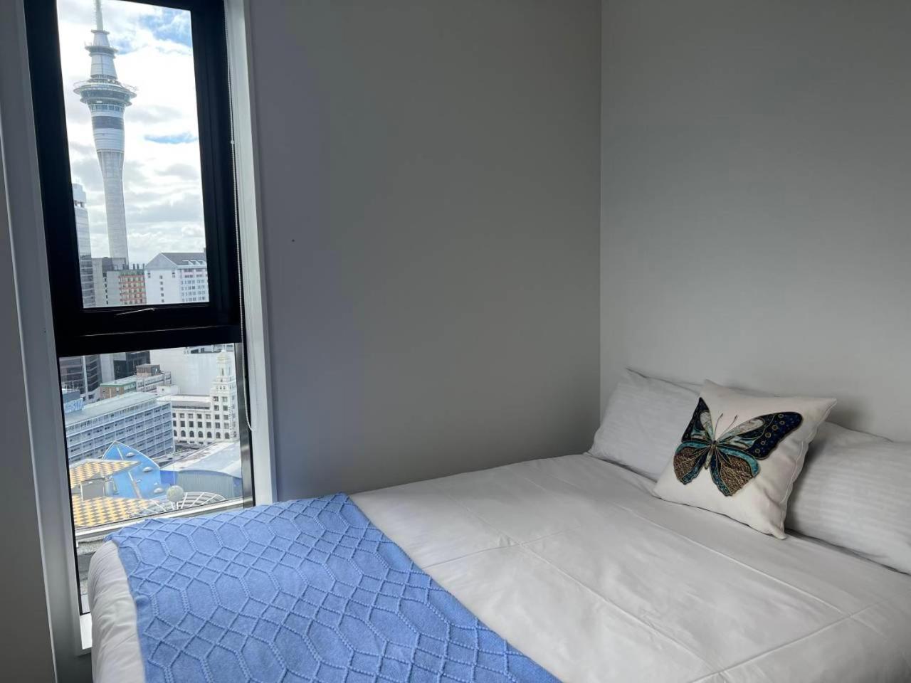 With Brilliant Views In Cbd Apartment *
