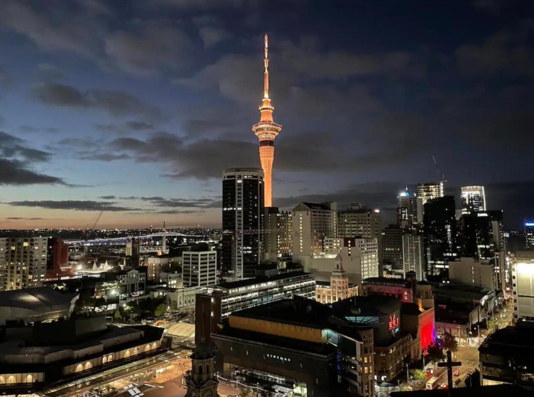 With Brilliant Views In Cbd * Auckland