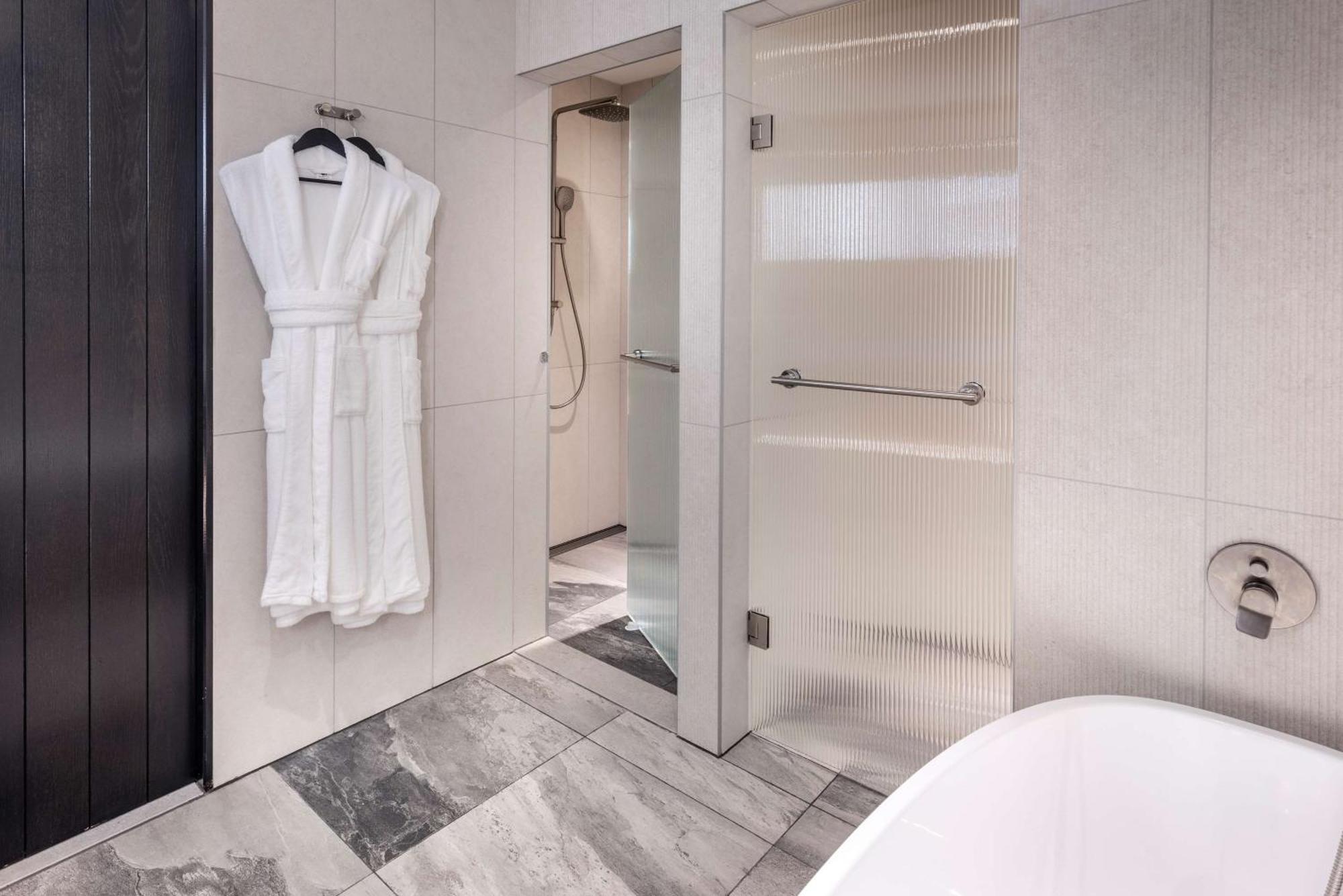 Doubletree By Hilton Karaka Hotel