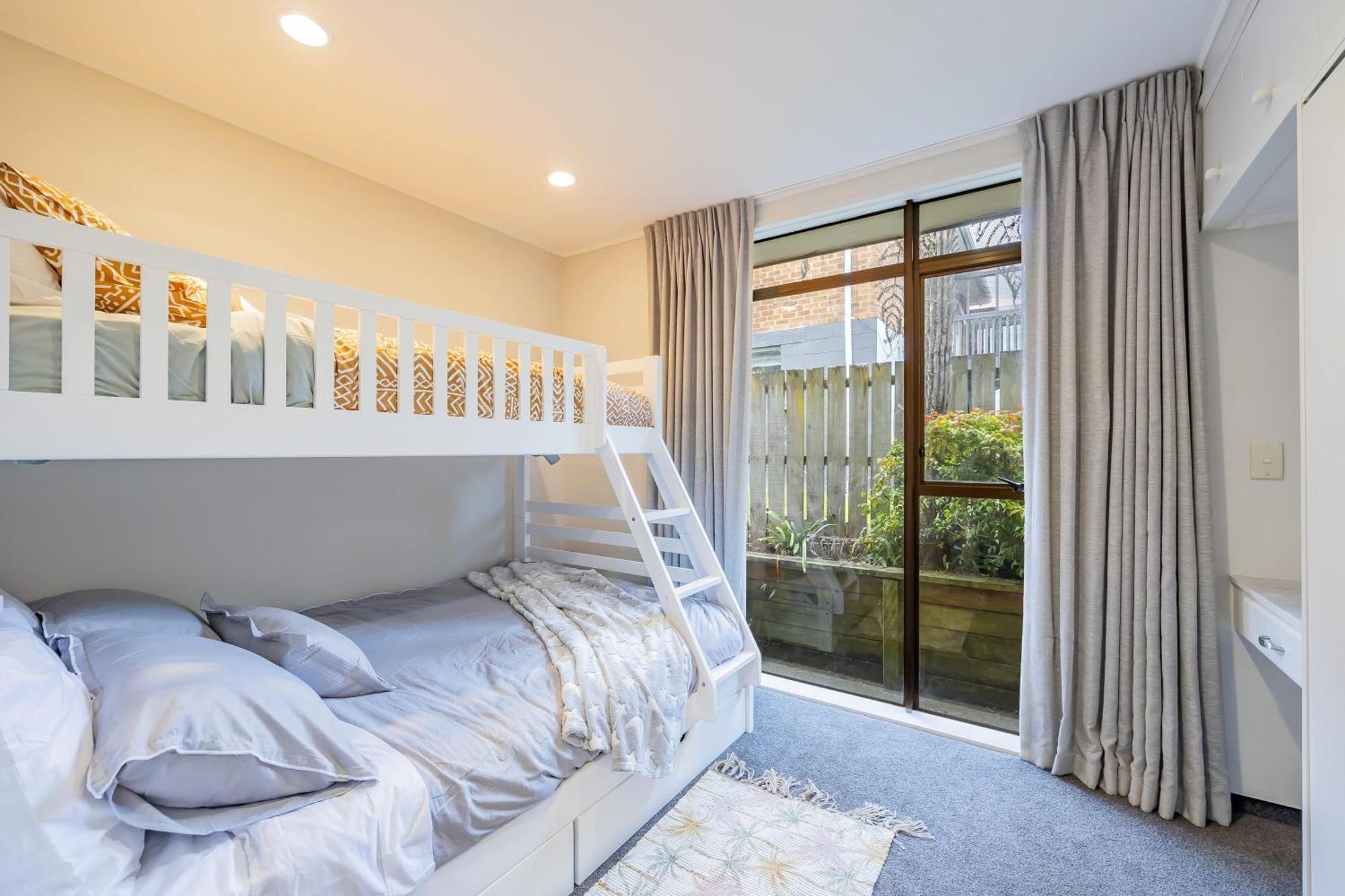 Entire House With Pool, Holiday home Auckland