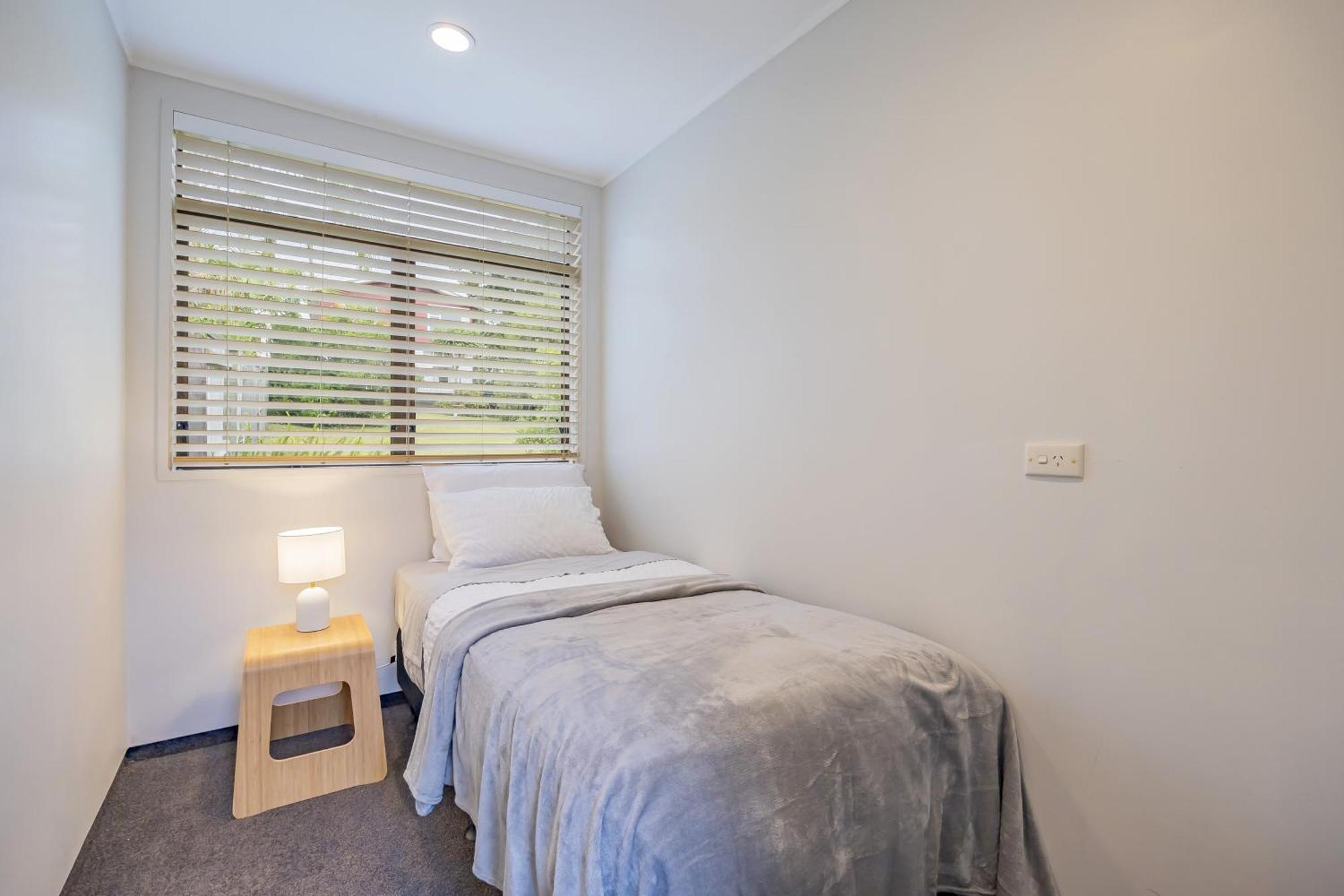 Entire House With Pool, Holiday home Auckland