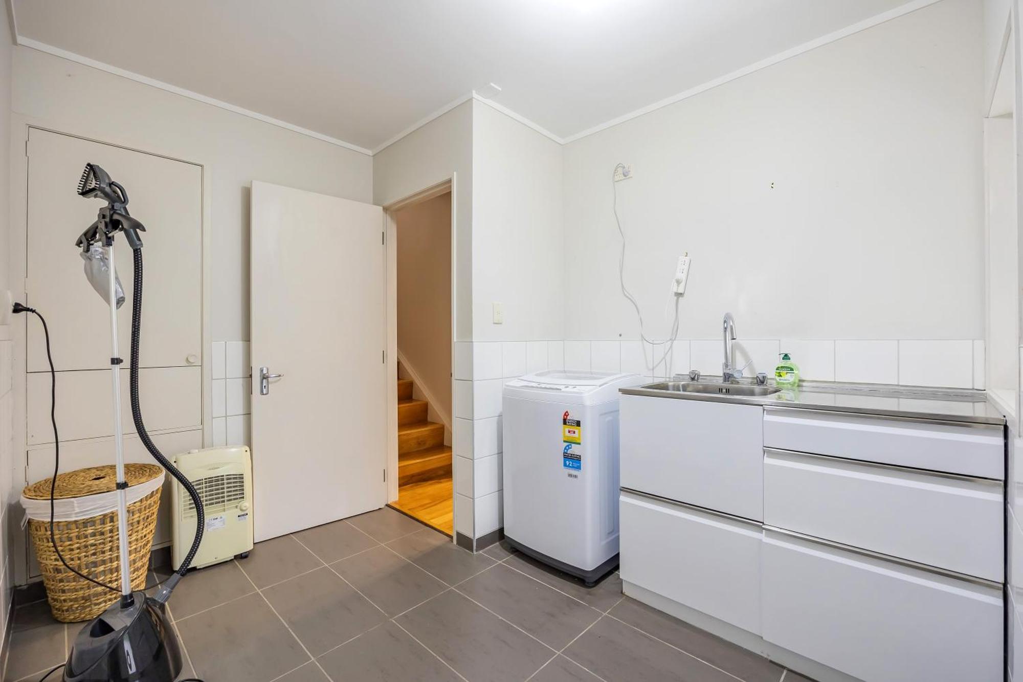 Entire House With Pool, Holiday home Auckland