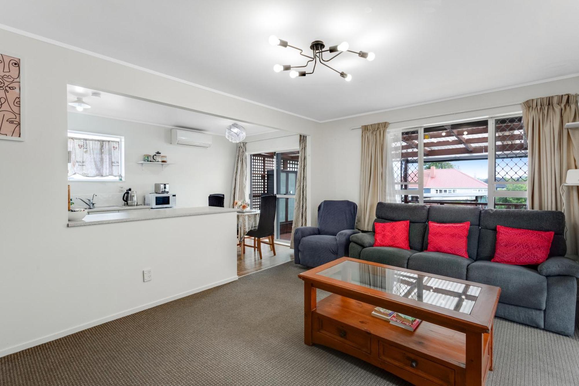 Homespun Unit With Deck, Air-con And Parking *