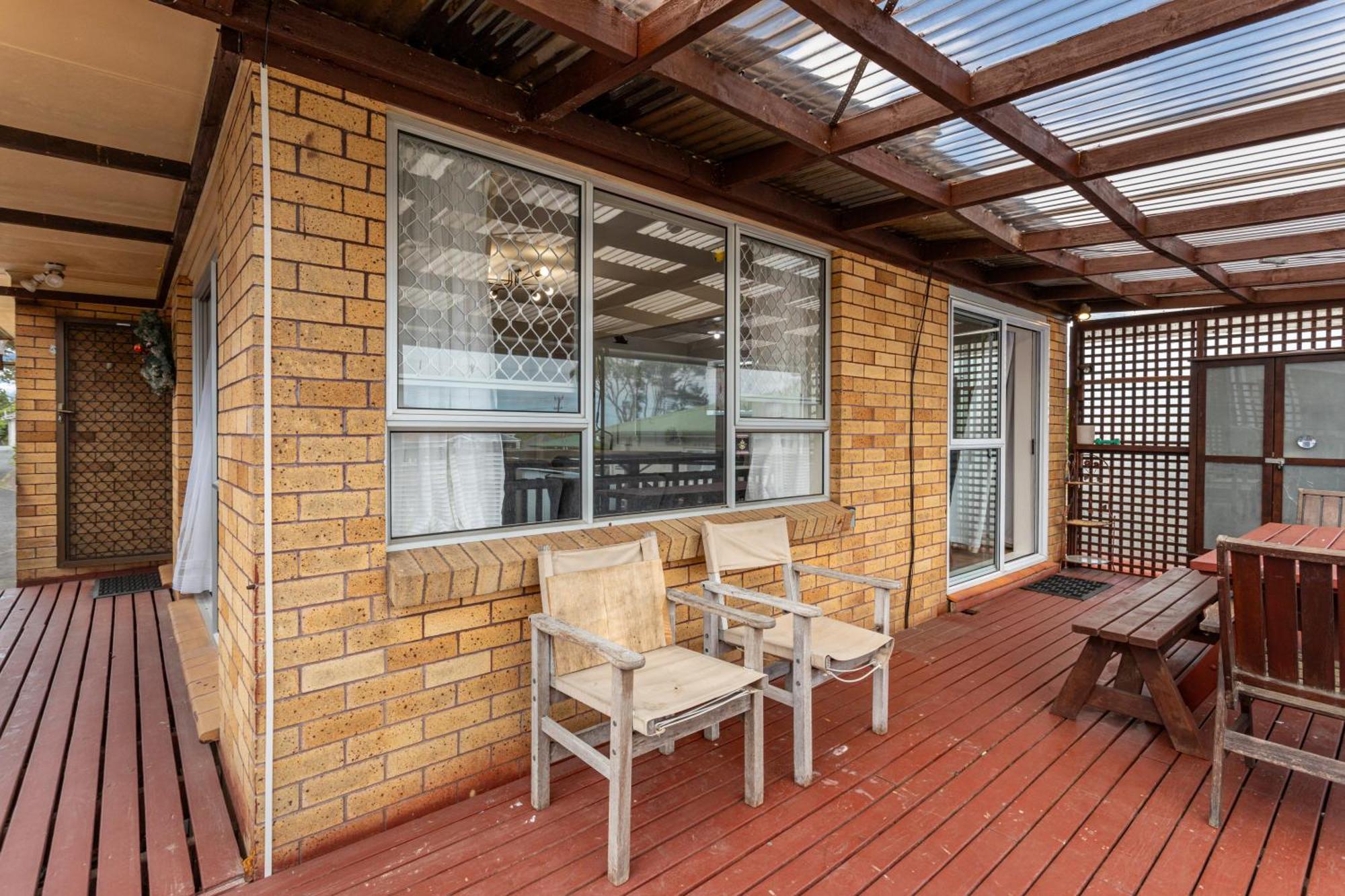 Homespun Unit With Deck, Air-con And Parking Auckland
