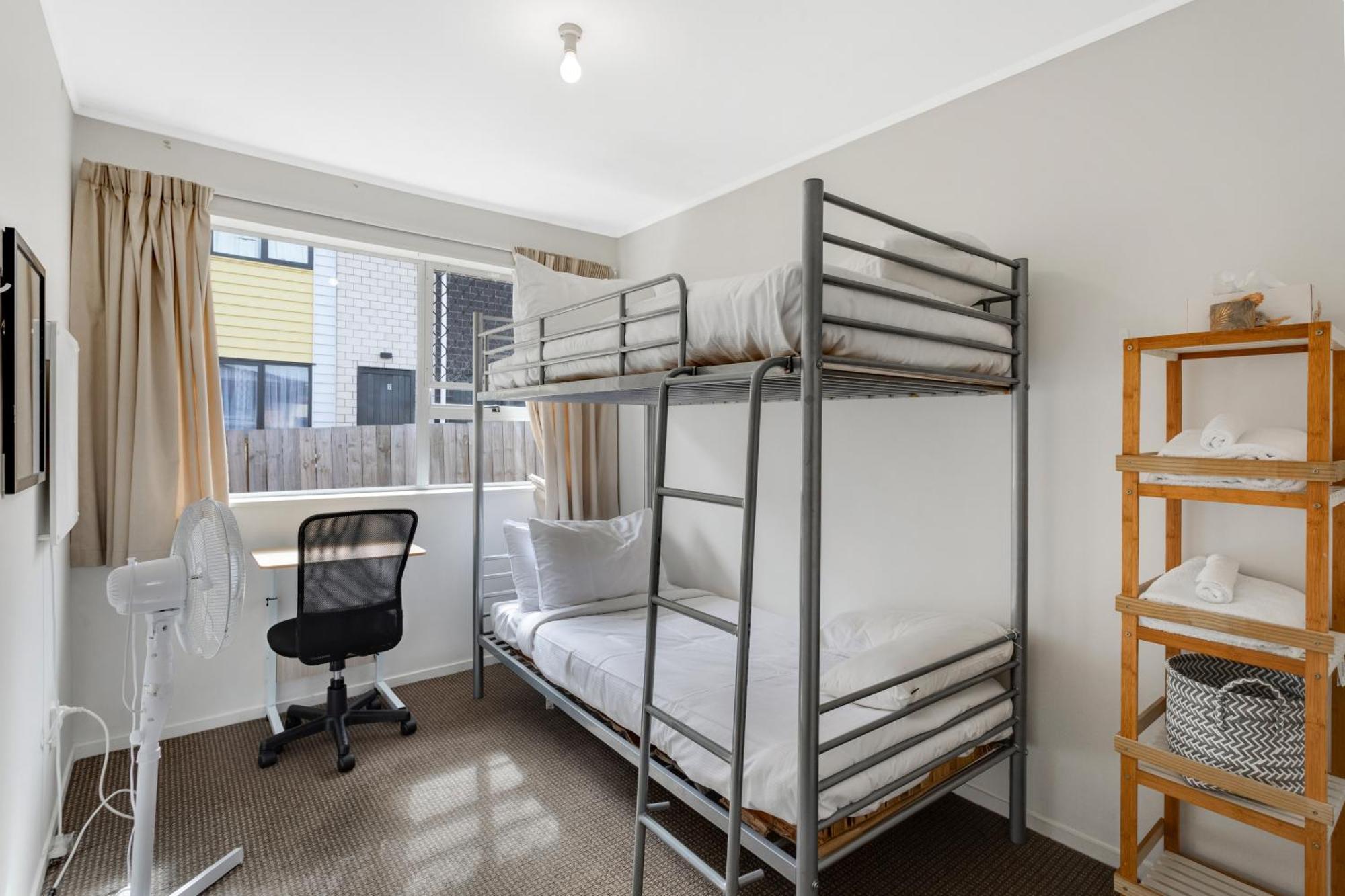 Homespun Unit With Deck, Air-con And Parking Holiday home