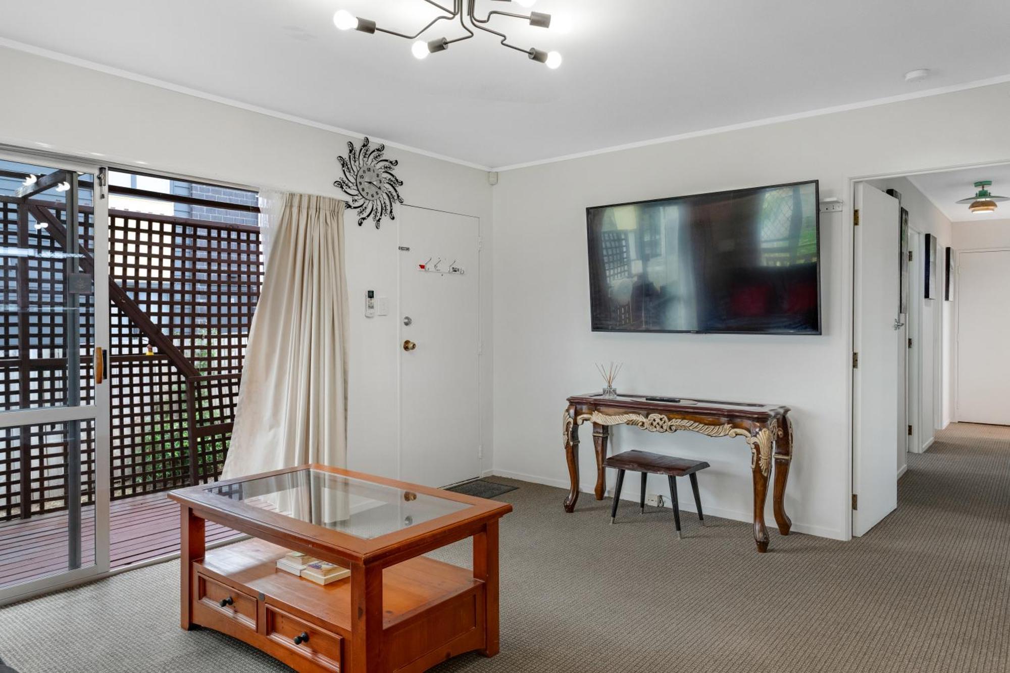 Homespun Unit With Deck, Air-con And Parking *