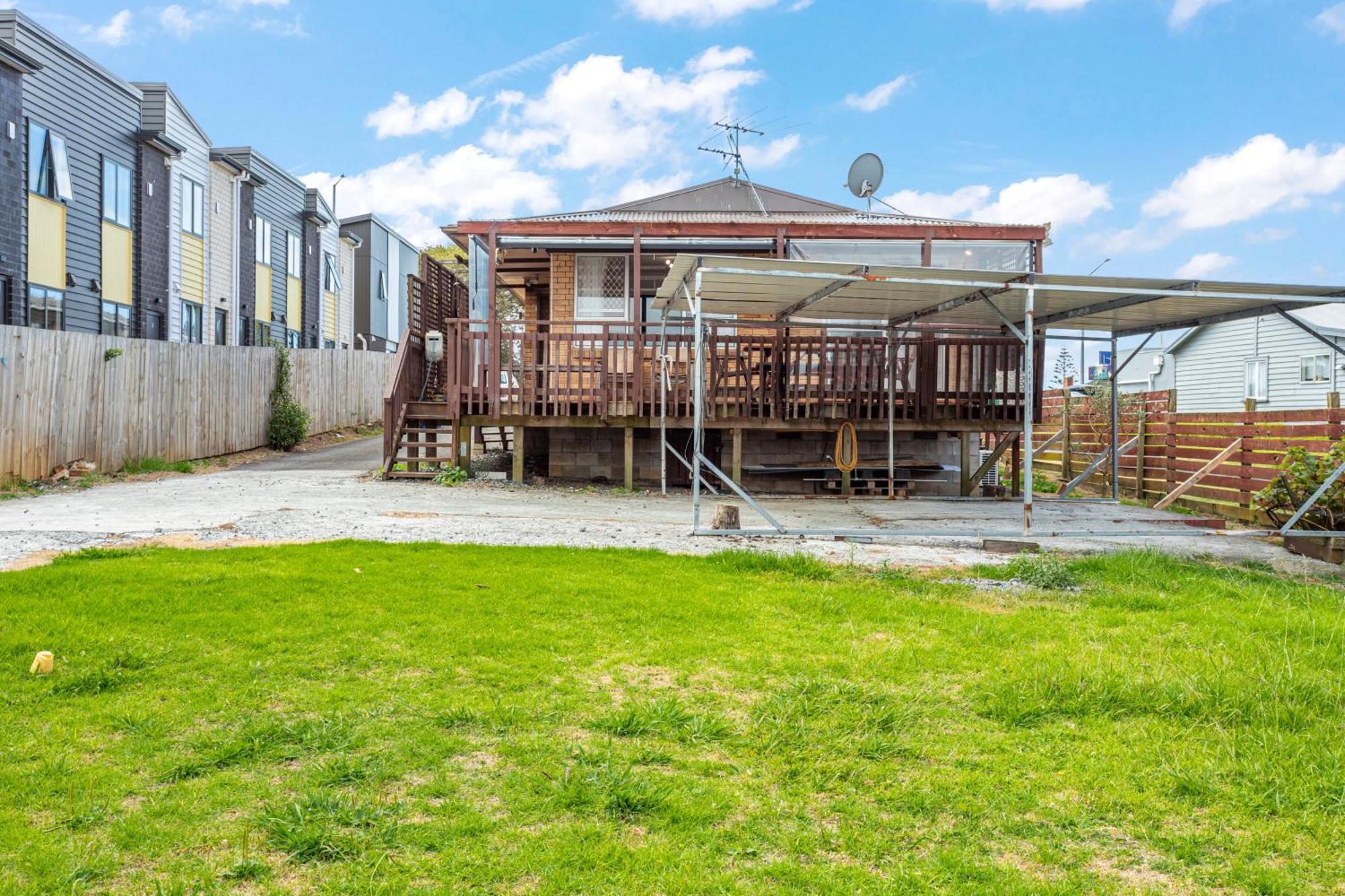 Homespun Unit With Deck, Air-con And Parking *
