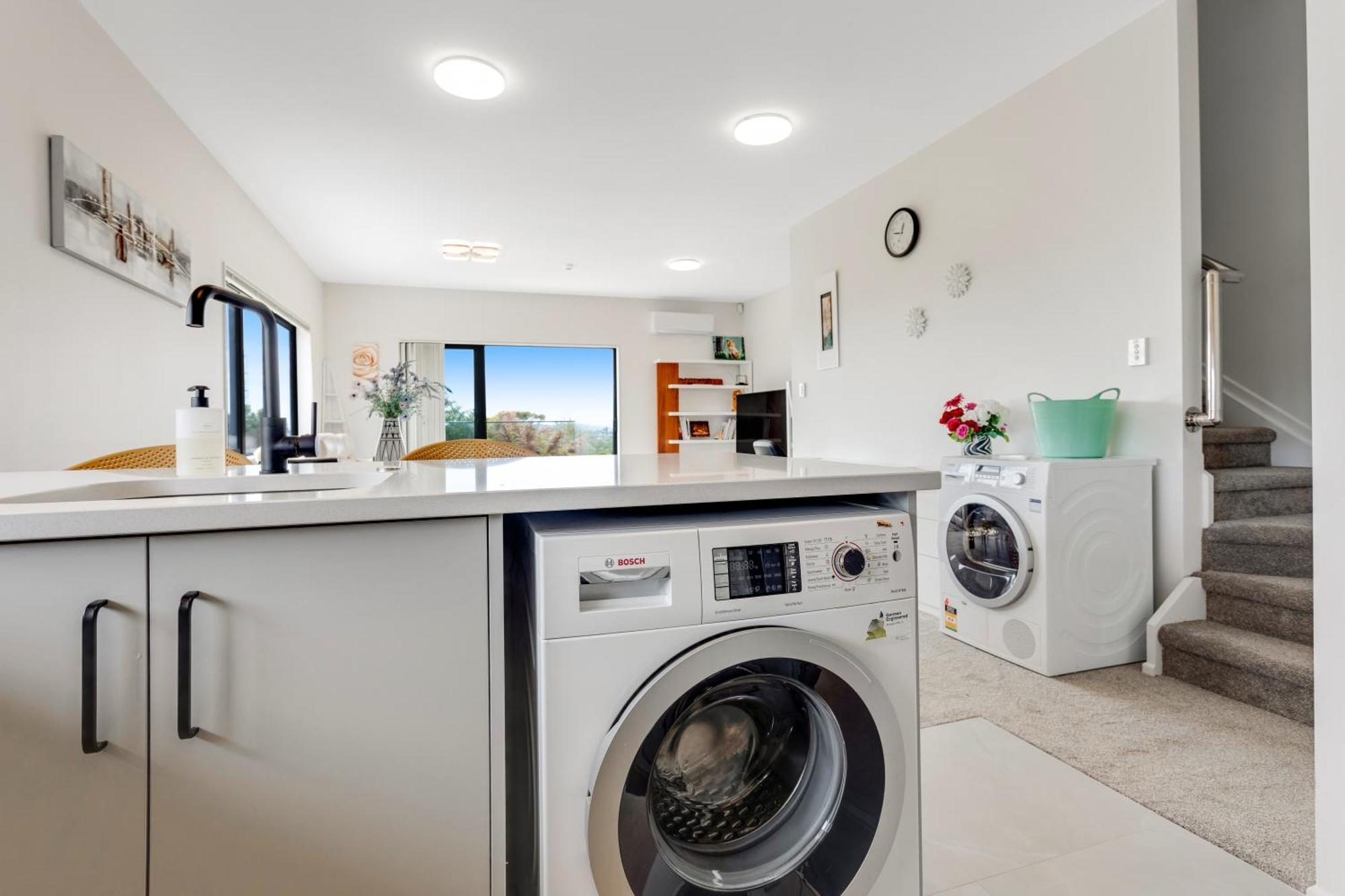 Sleek Vista Townhouse With Deck And Air-con Apartment *