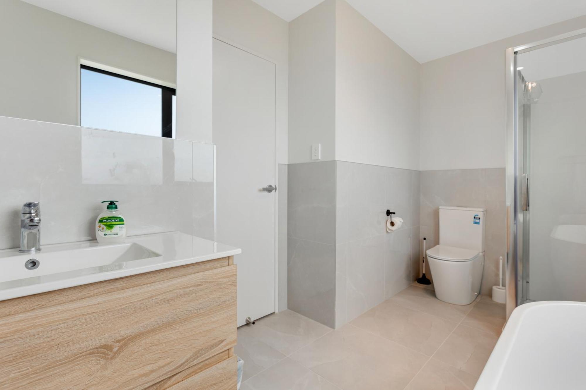 Sleek Vista Townhouse With Deck And Air-con * Auckland