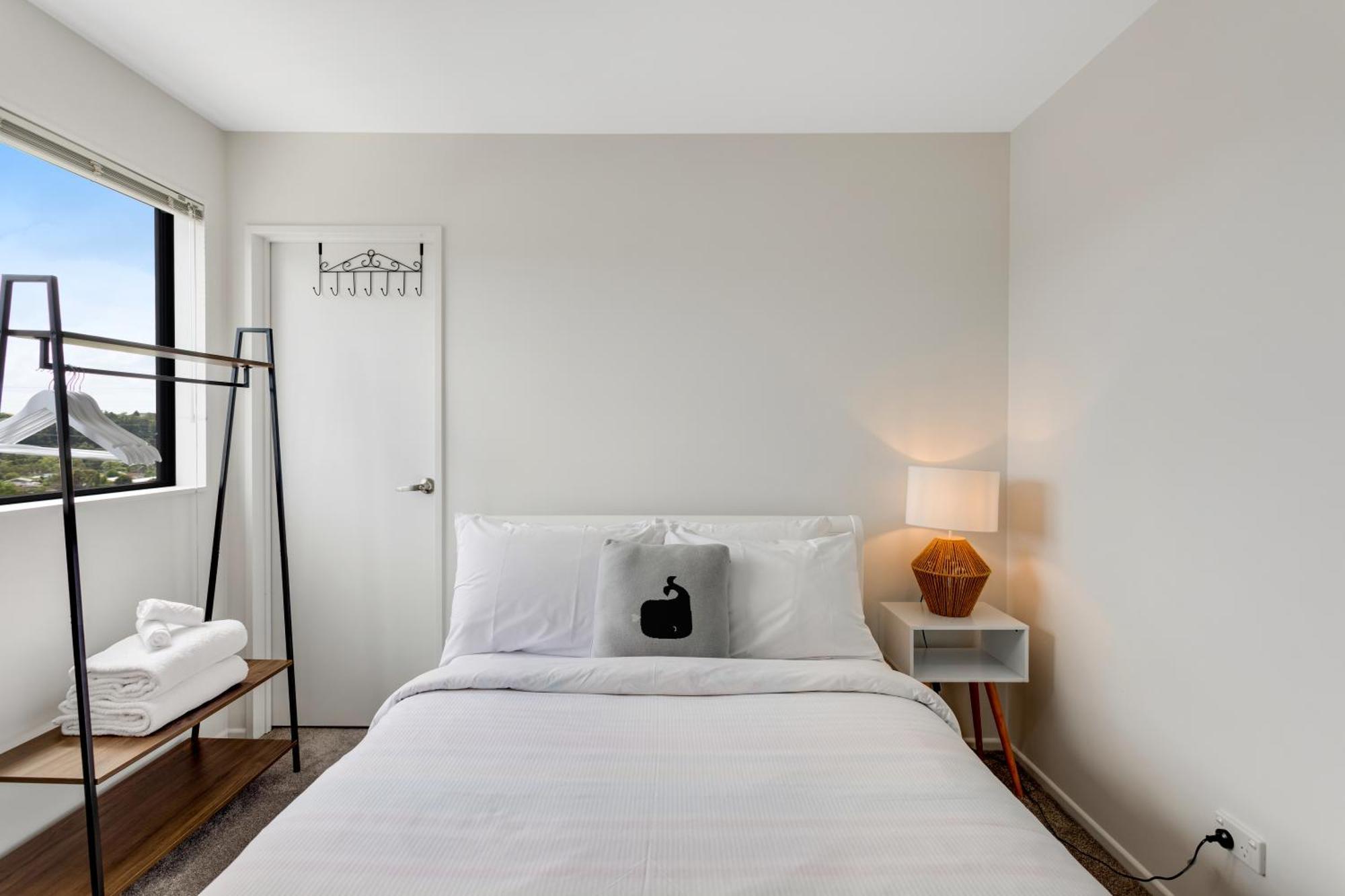 Sleek Vista Townhouse With Deck And Air-con Apartment Auckland
