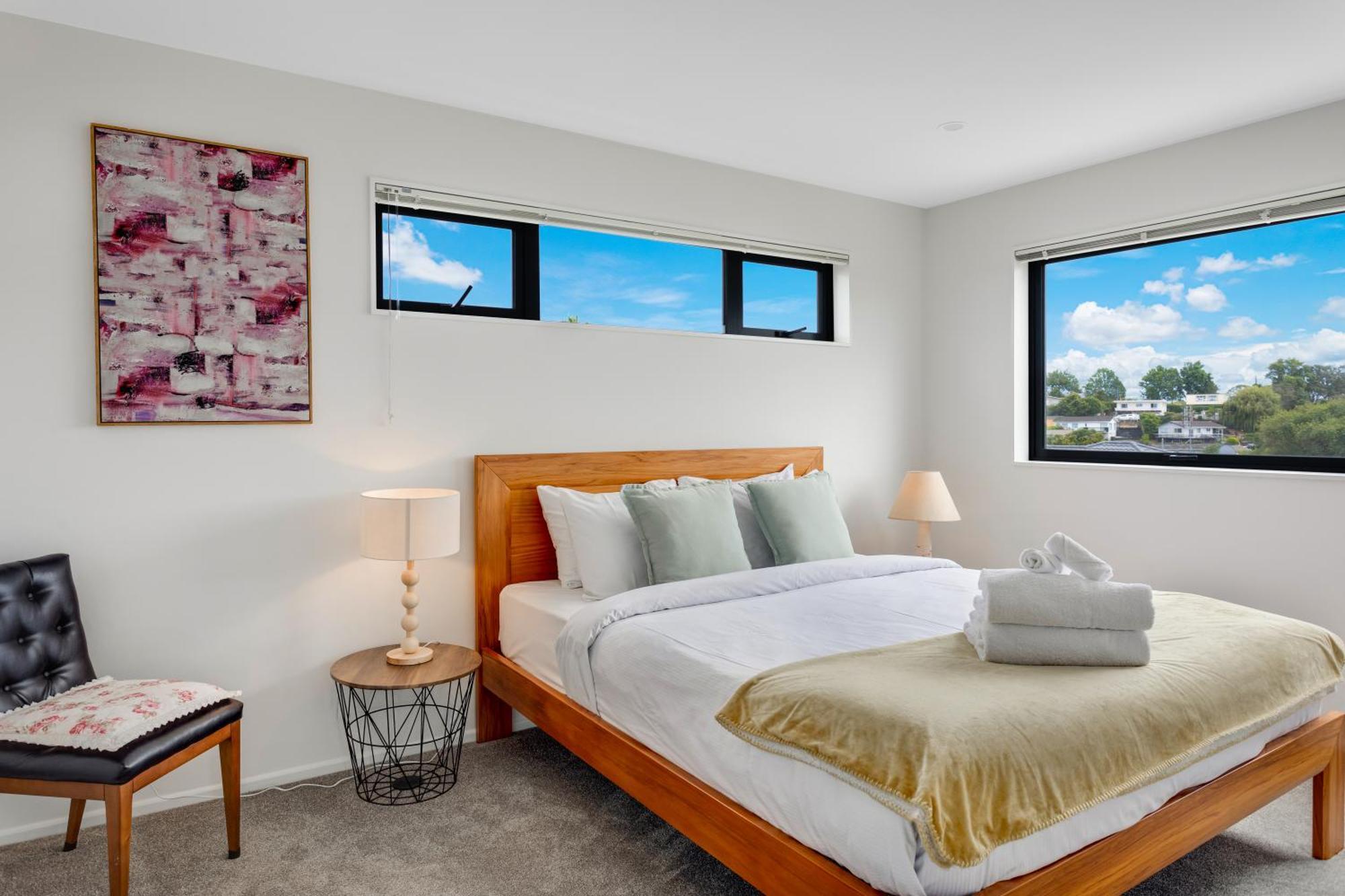Sleek Vista Townhouse With Deck And Air-con Apartment