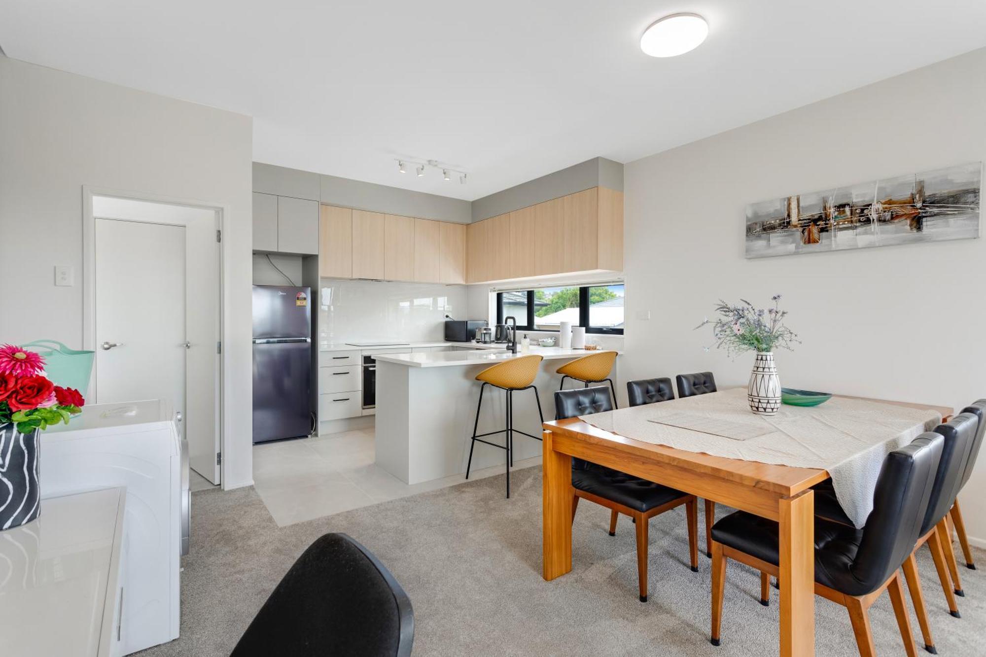 Sleek Vista Townhouse With Deck And Air-con *