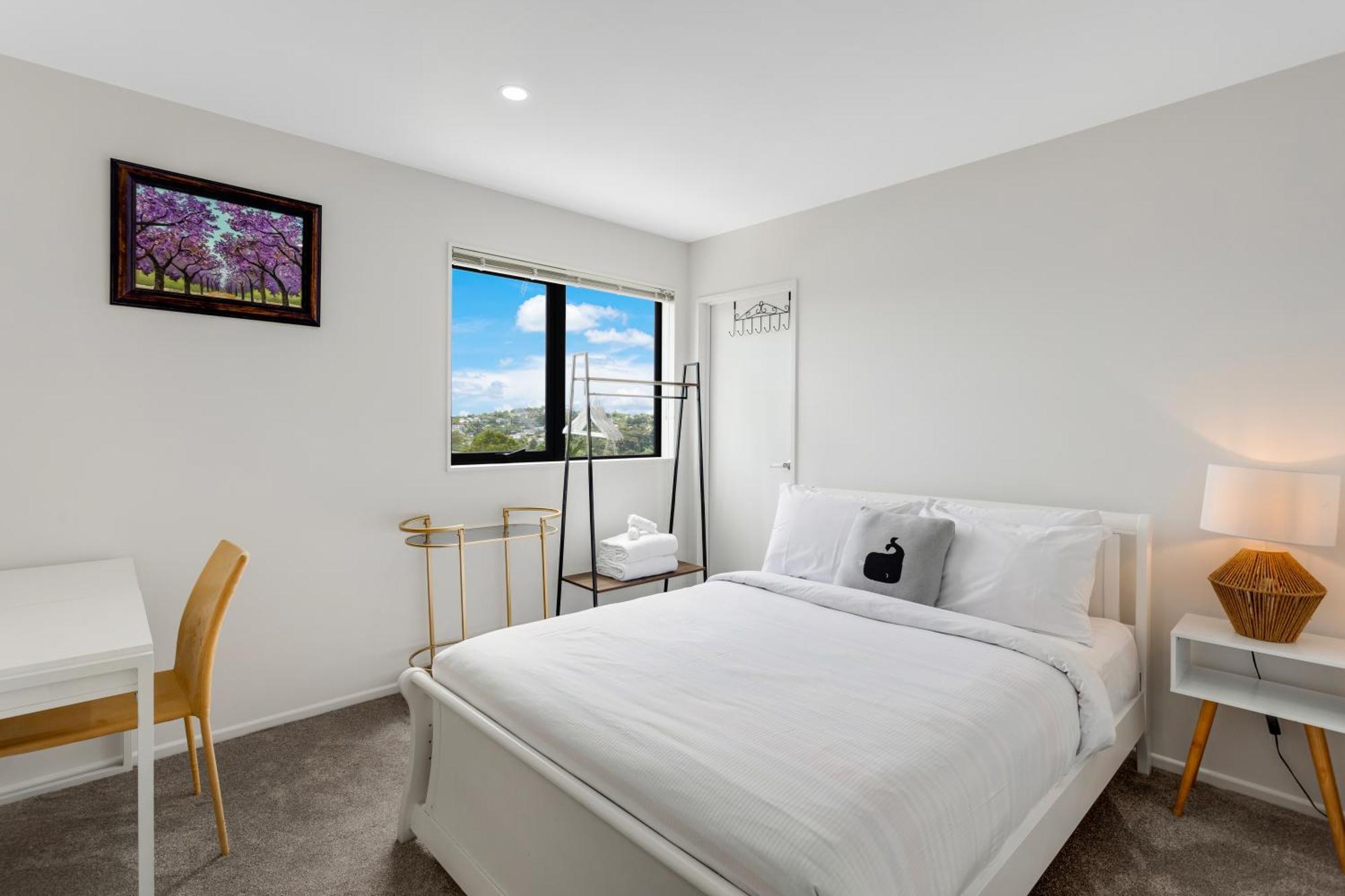 Sleek Vista Townhouse With Deck And Air-con