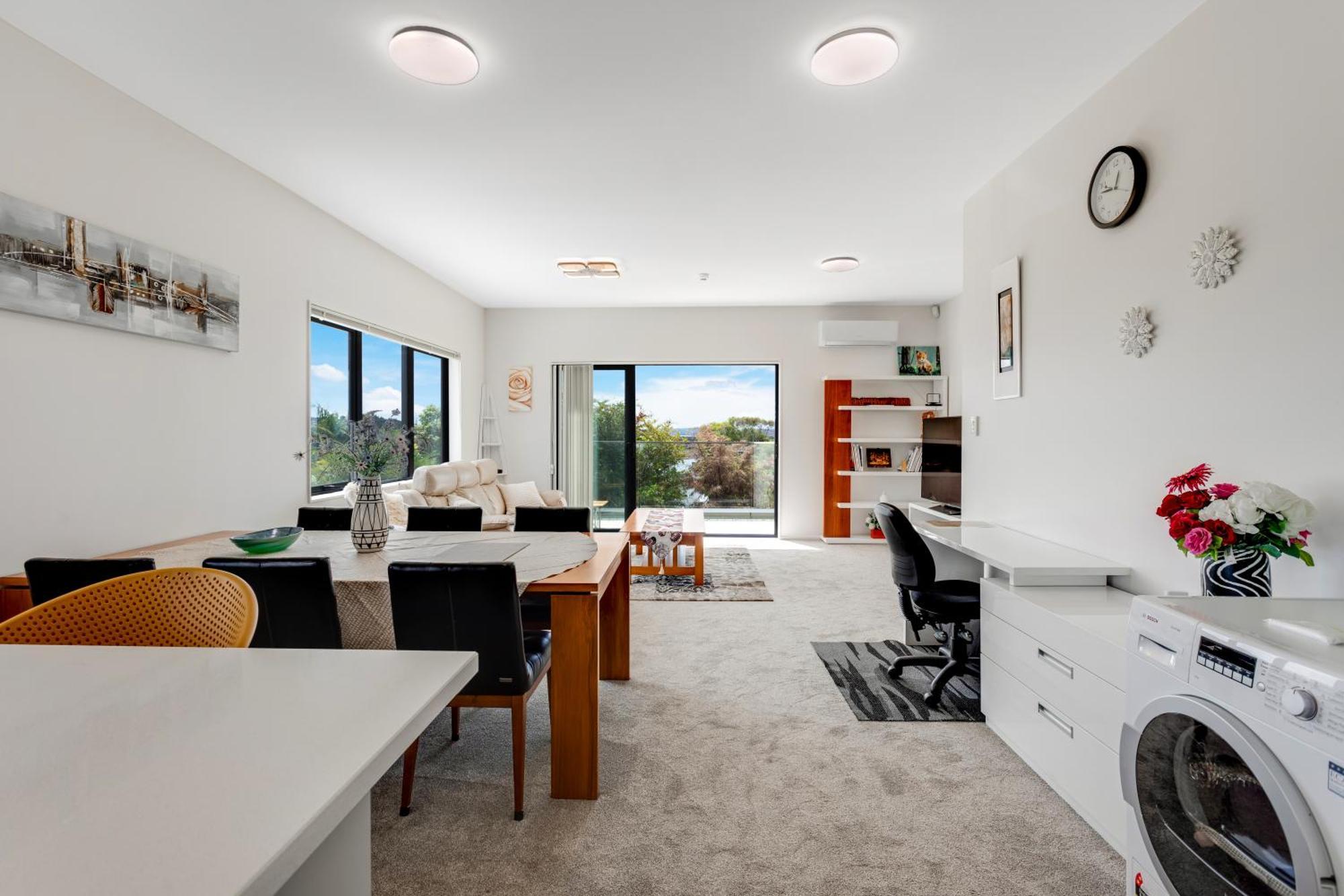 Sleek Vista Townhouse With Deck And Air-con Apartment *