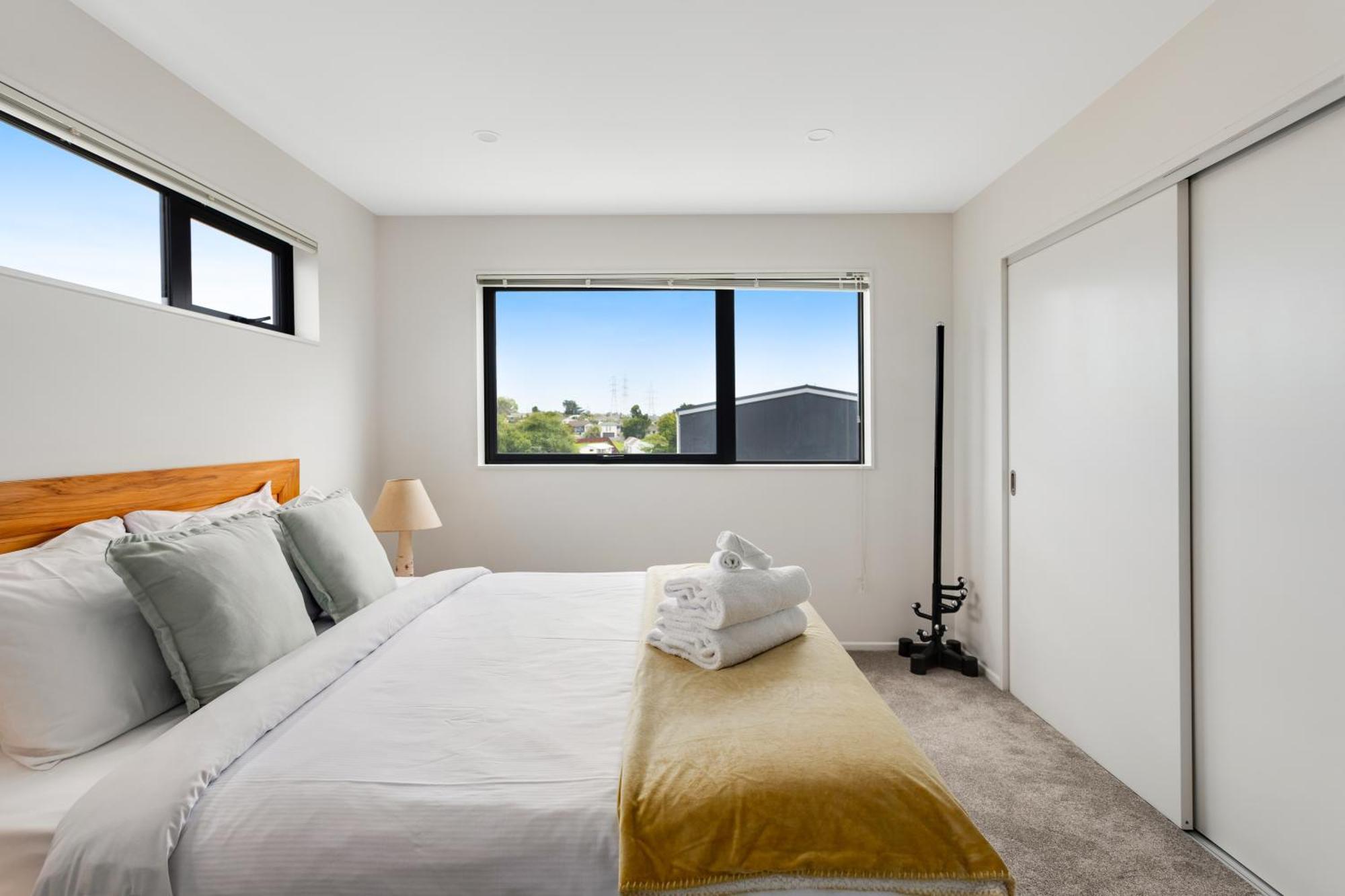 Sleek Vista Townhouse With Deck And Air-con * Auckland
