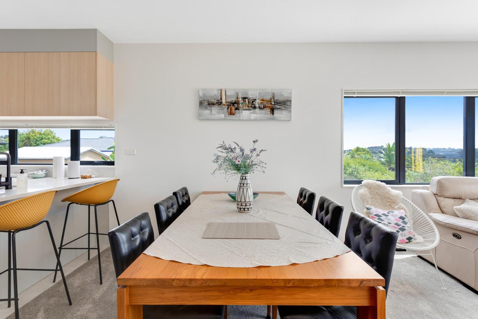 Apartment Sleek Vista Townhouse With Deck And Air-con