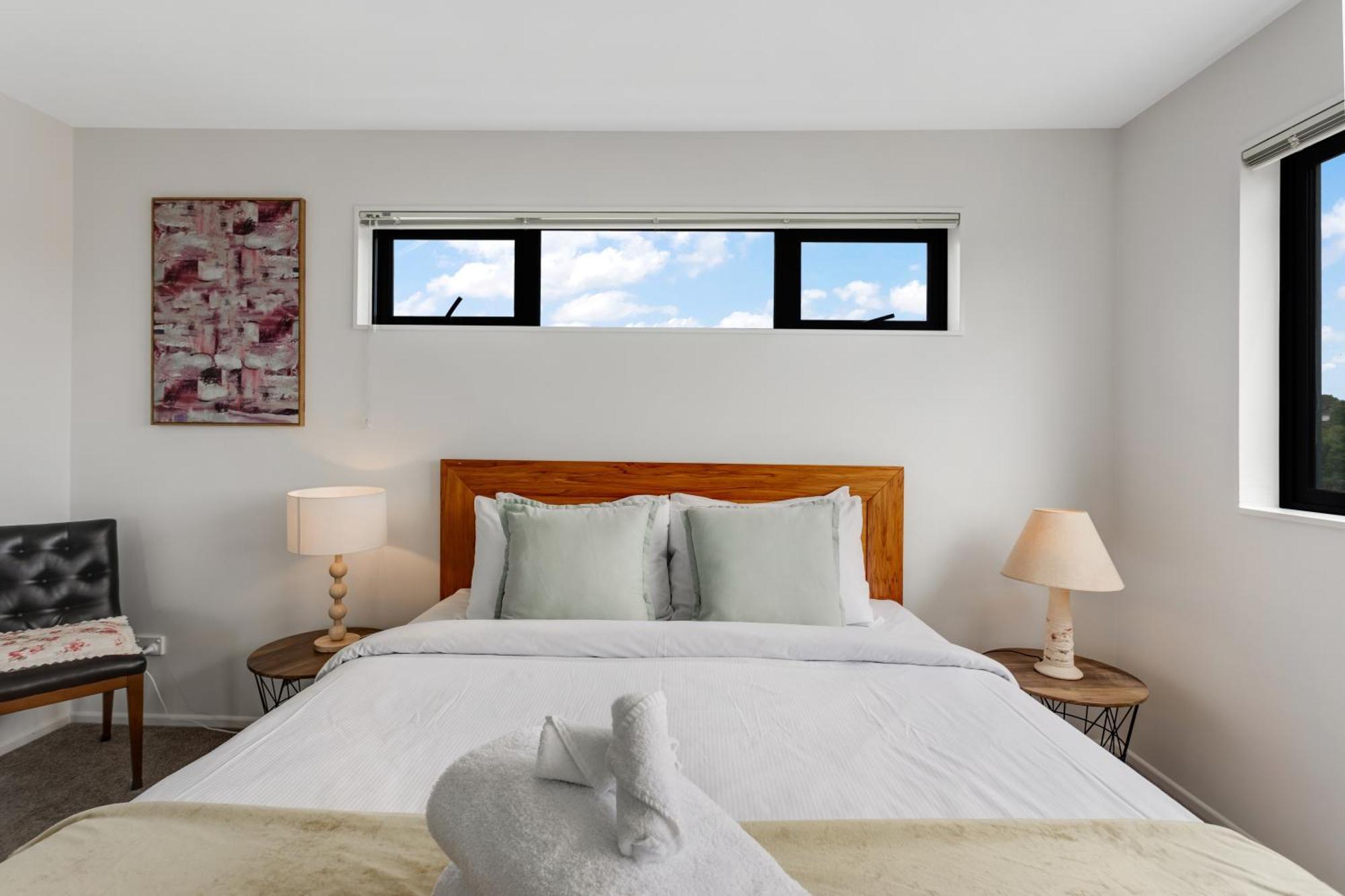 Sleek Vista Townhouse With Deck And Air-con Apartment Auckland