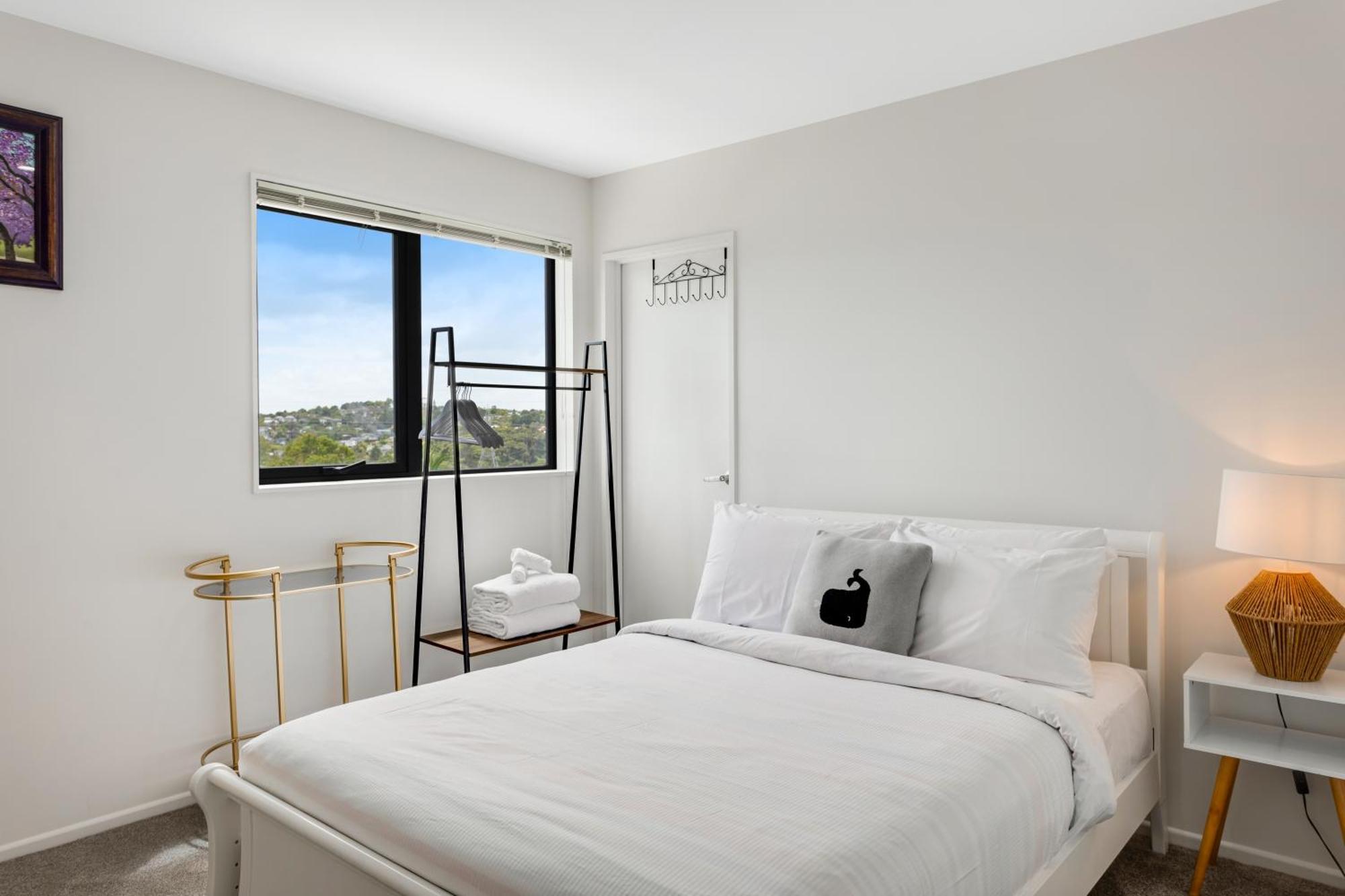Sleek Vista Townhouse With Deck And Air-con Auckland