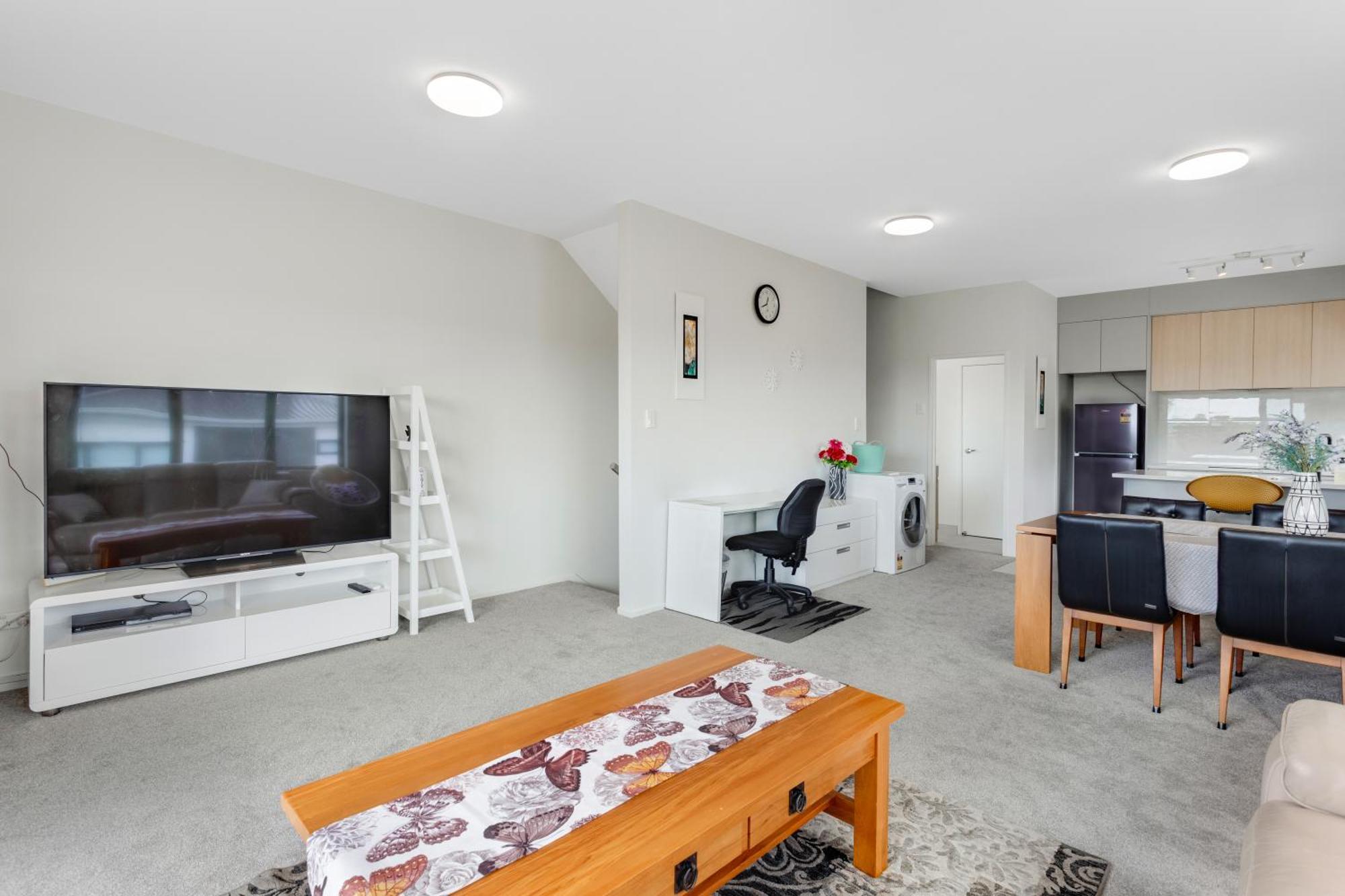 Apartment Sleek Vista Townhouse With Deck And Air-con *