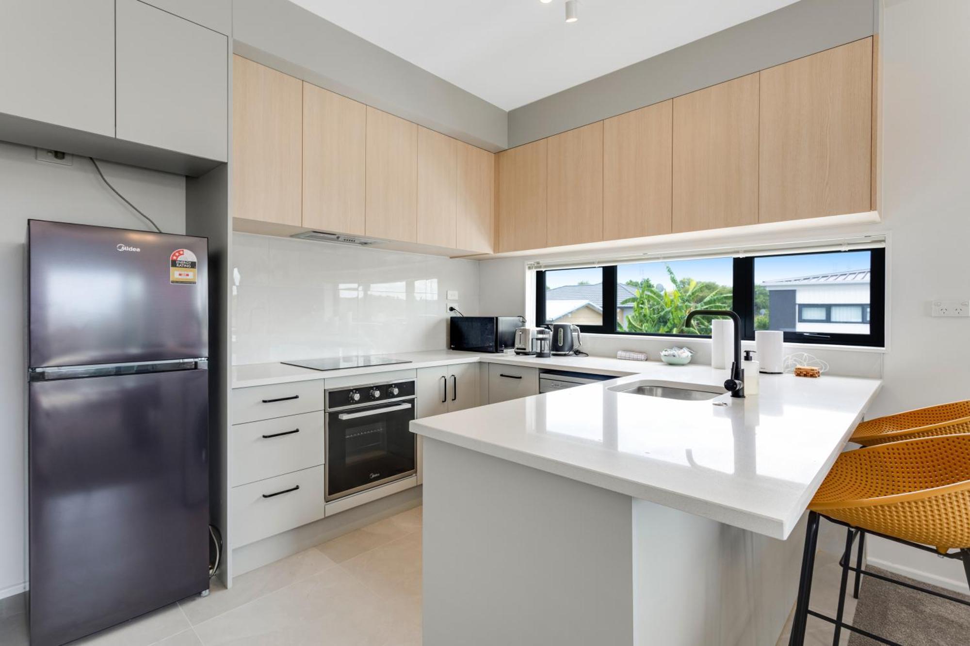 Sleek Vista Townhouse With Deck And Air-con