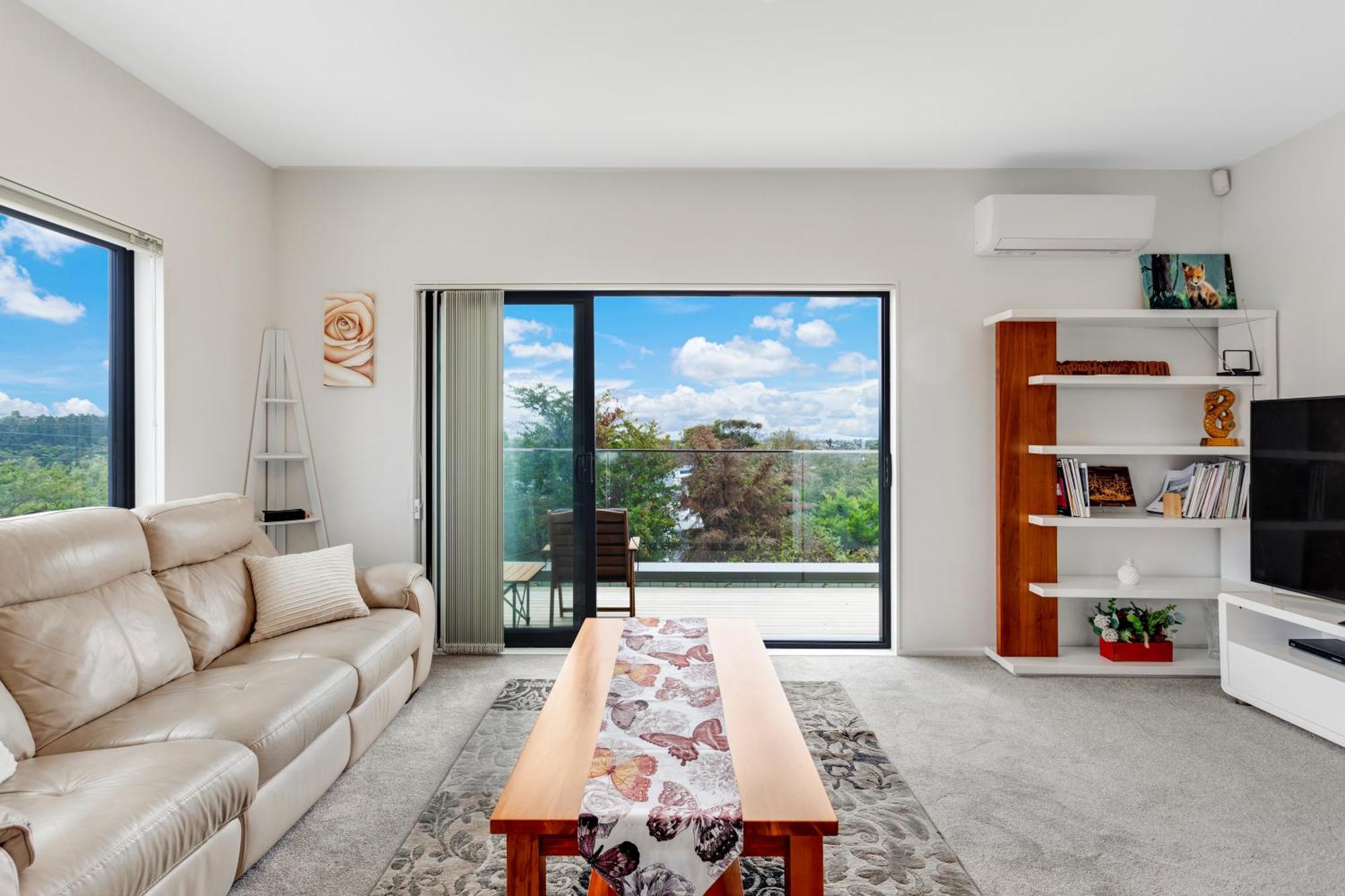 Apartment Sleek Vista Townhouse With Deck And Air-con