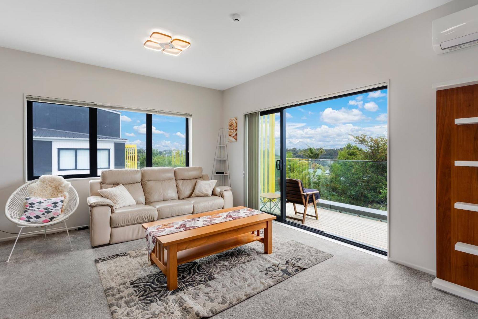 Sleek Vista Townhouse With Deck And Air-con Apartment Auckland