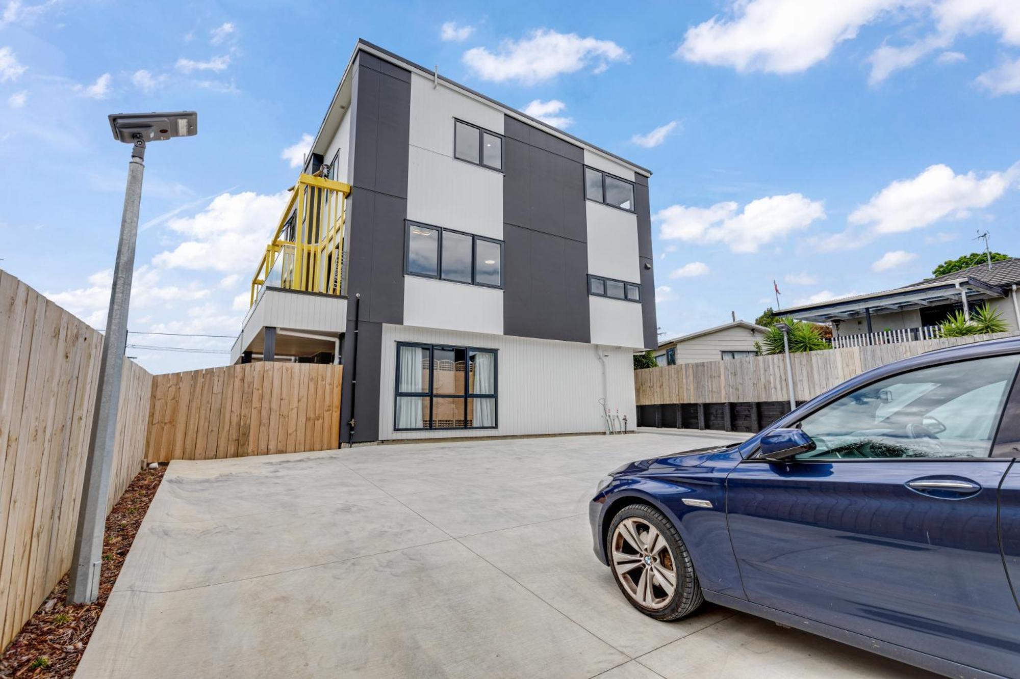 Sleek Vista Townhouse With Deck And Air-con Auckland