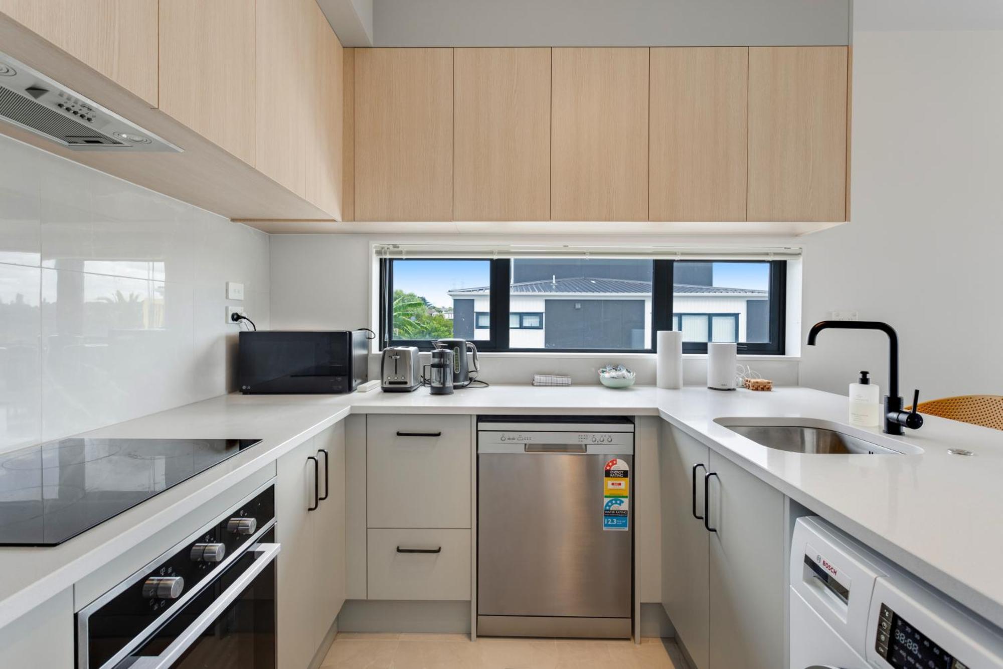 Sleek Vista Townhouse With Deck And Air-con *