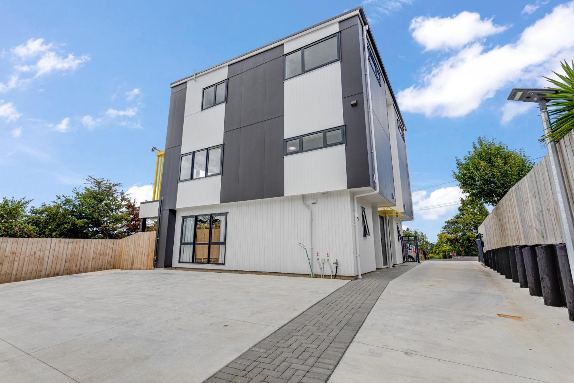 Sleek Vista Townhouse With Deck And Air-con Apartment *