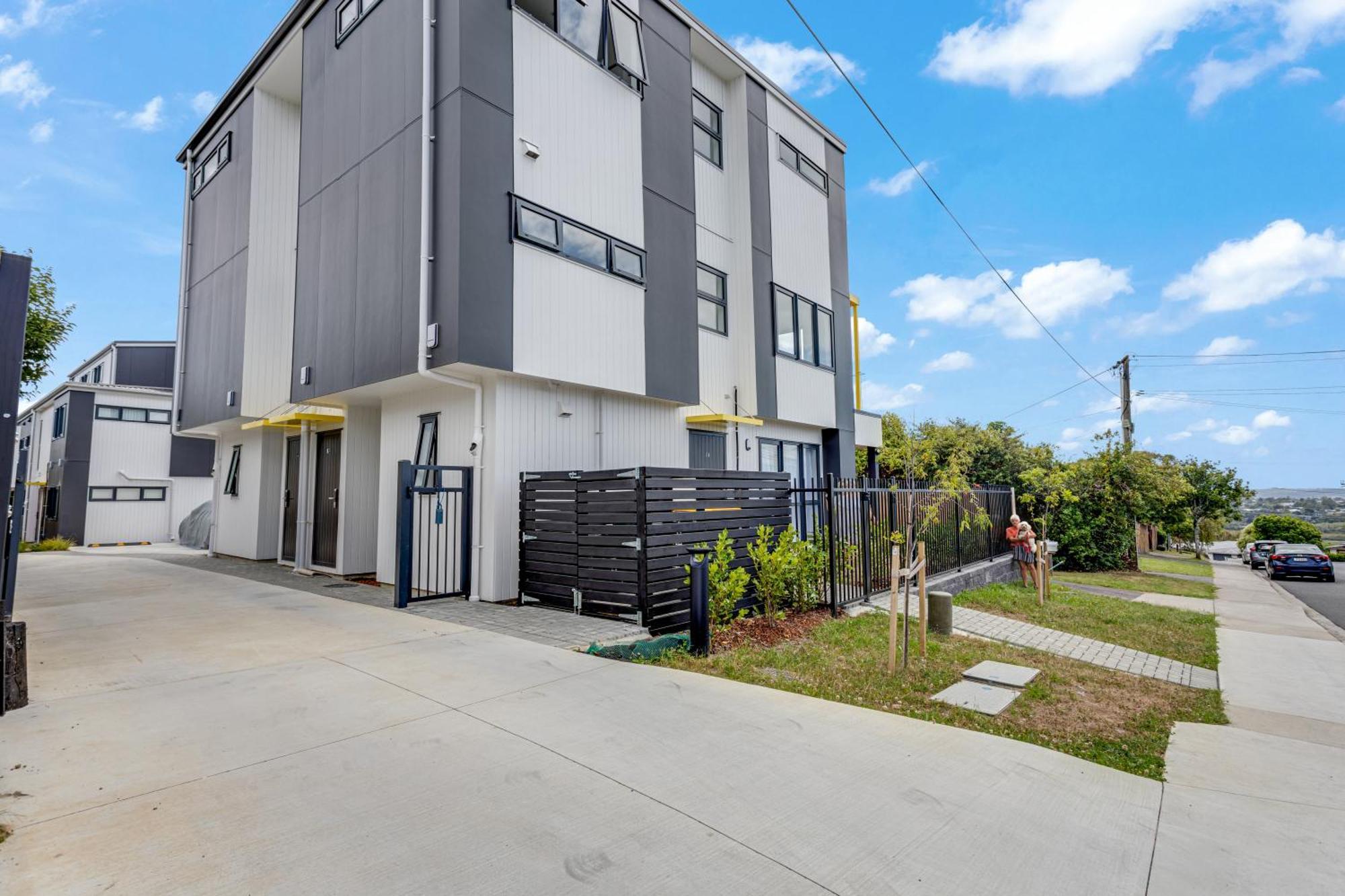 Sleek Vista Townhouse With Deck And Air-con Apartment *