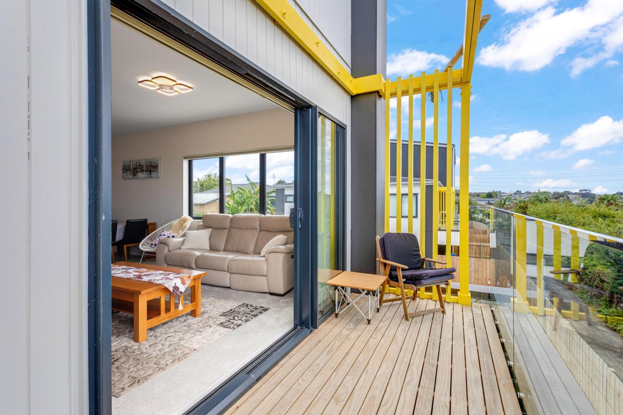 Sleek Vista Townhouse With Deck And Air-con Auckland