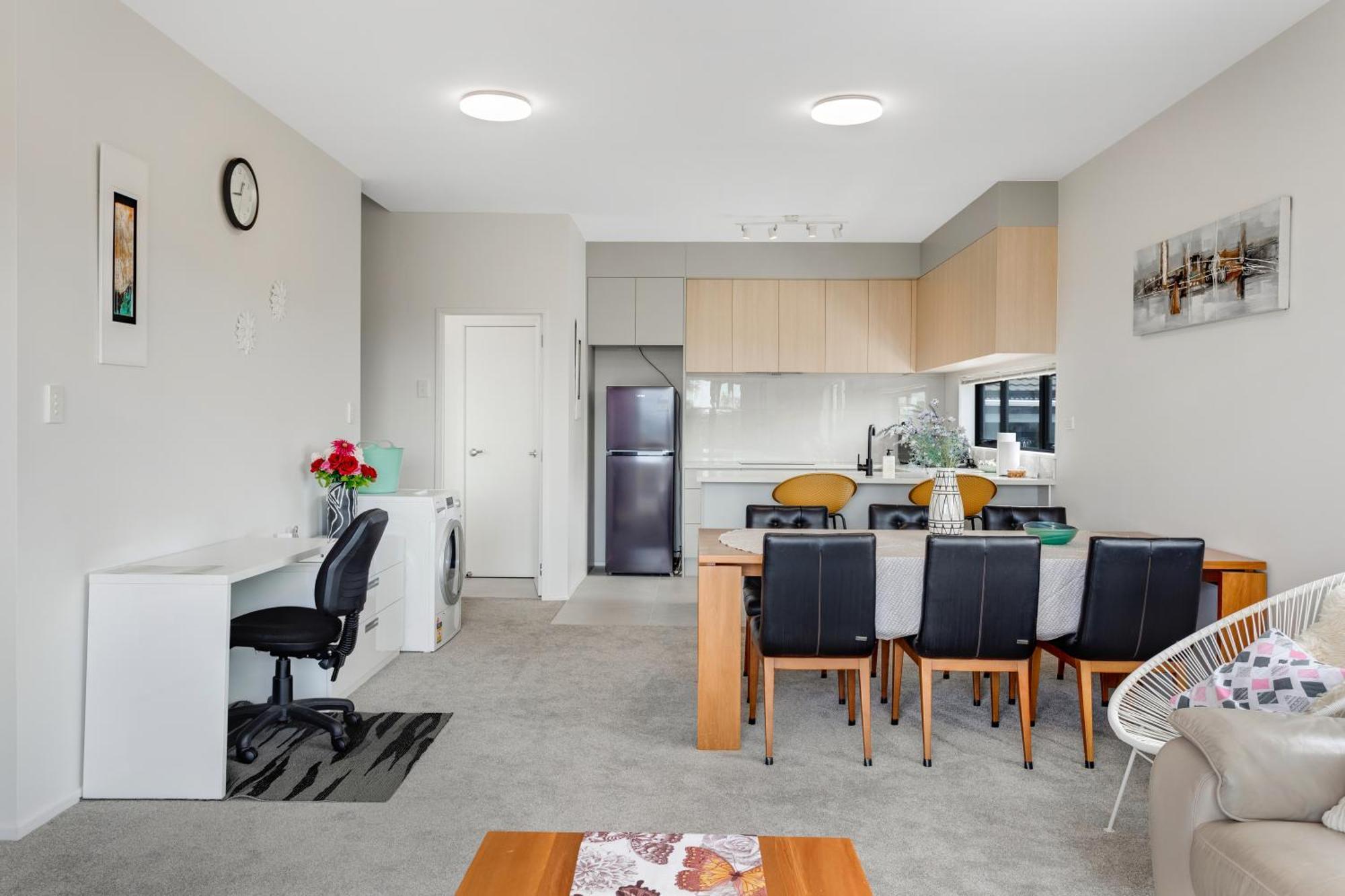 Apartment Sleek Vista Townhouse With Deck And Air-con