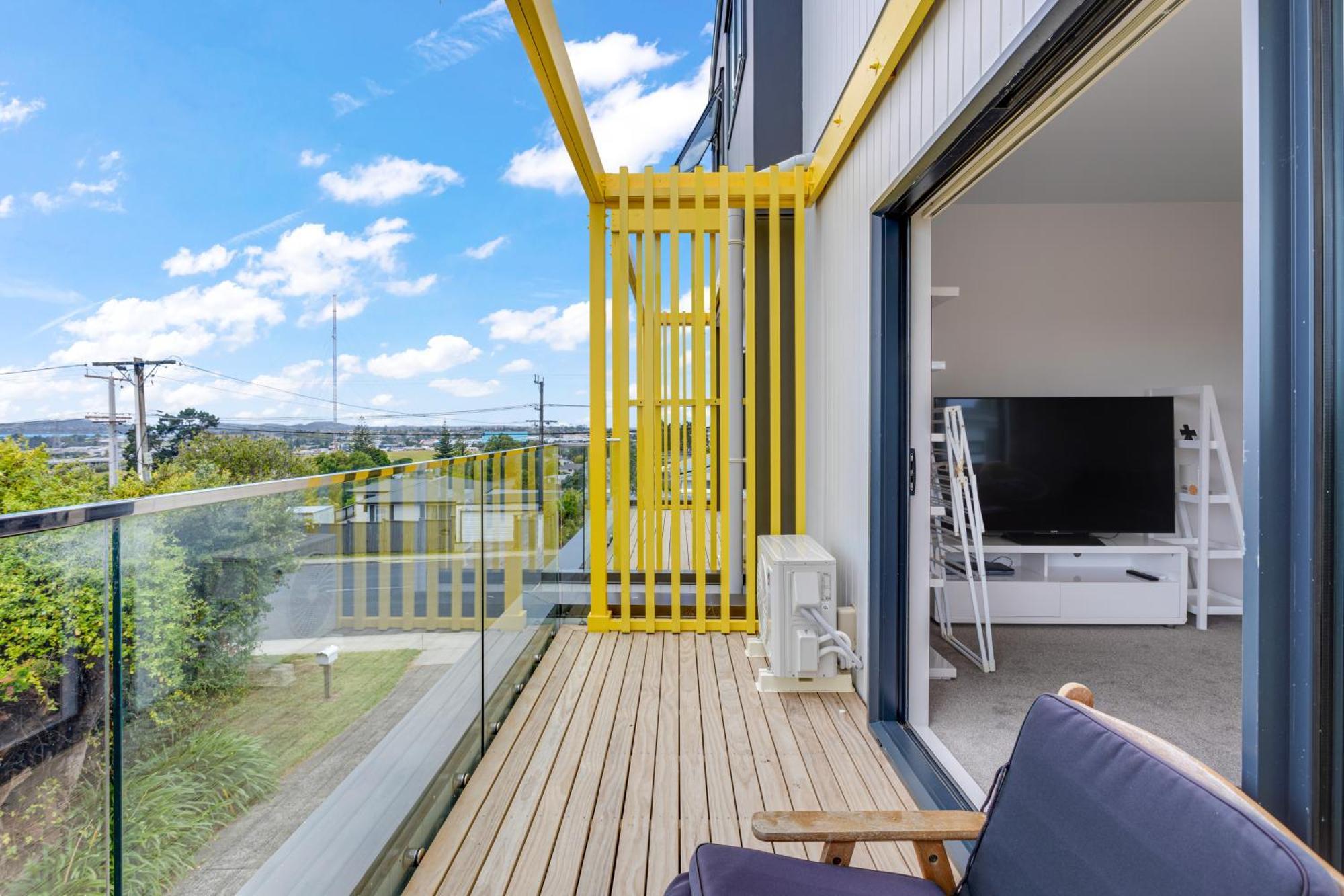 Sleek Vista Townhouse With Deck And Air-con Apartment *